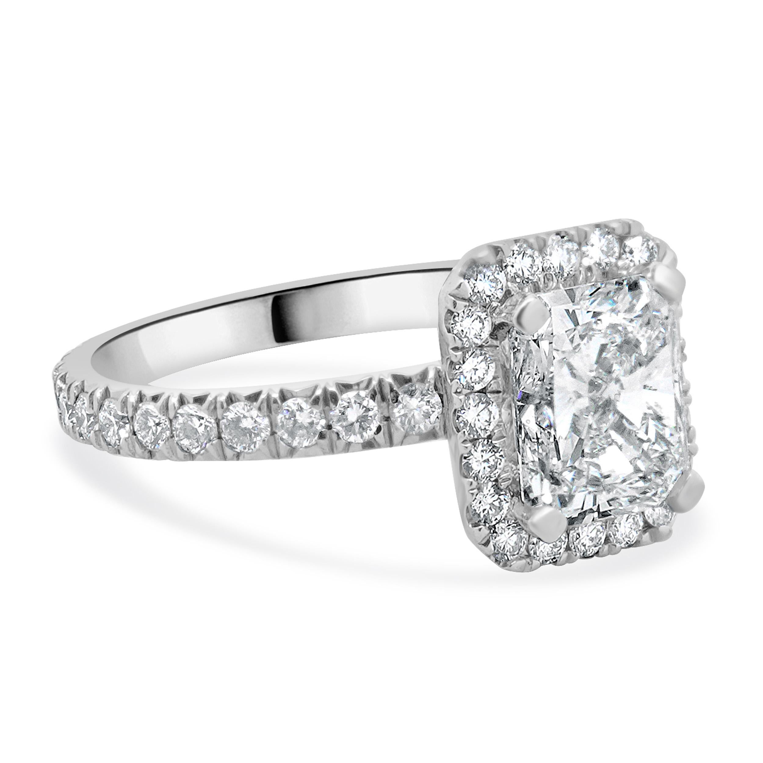 Anello di fidanzamento con diamante taglio radiante in oro bianco 18 carati In condizioni ottime in vendita a Scottsdale, AZ