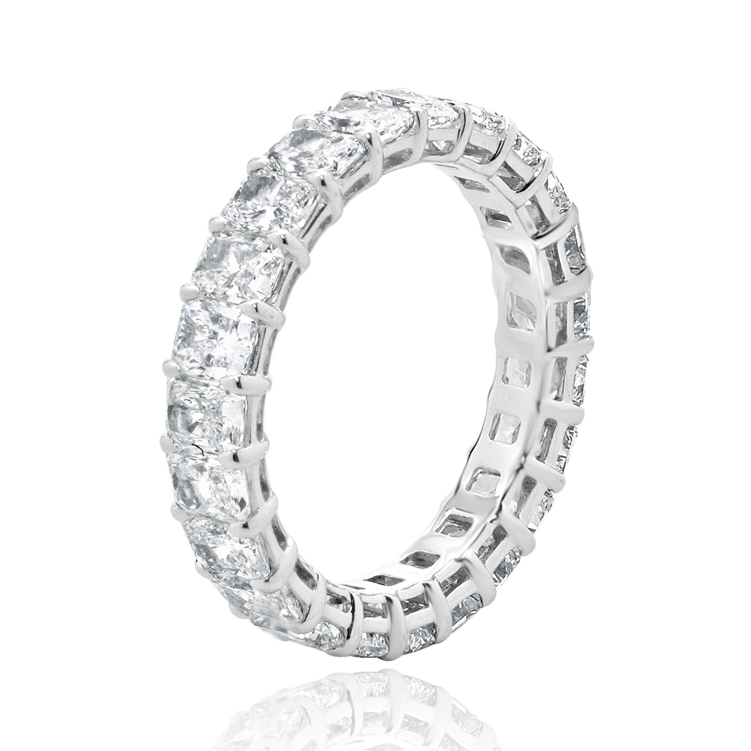 Concepteur : personnalisé
Matériau : Or blanc 18K
Diamant : 23 taille radiant = 4.46cttw
Couleur : G / H
Clarté : VS2-Si1
Taille de la bague : 6.5 (veuillez prévoir deux jours de livraison supplémentaires pour les demandes de taille)
Poids : 3.13