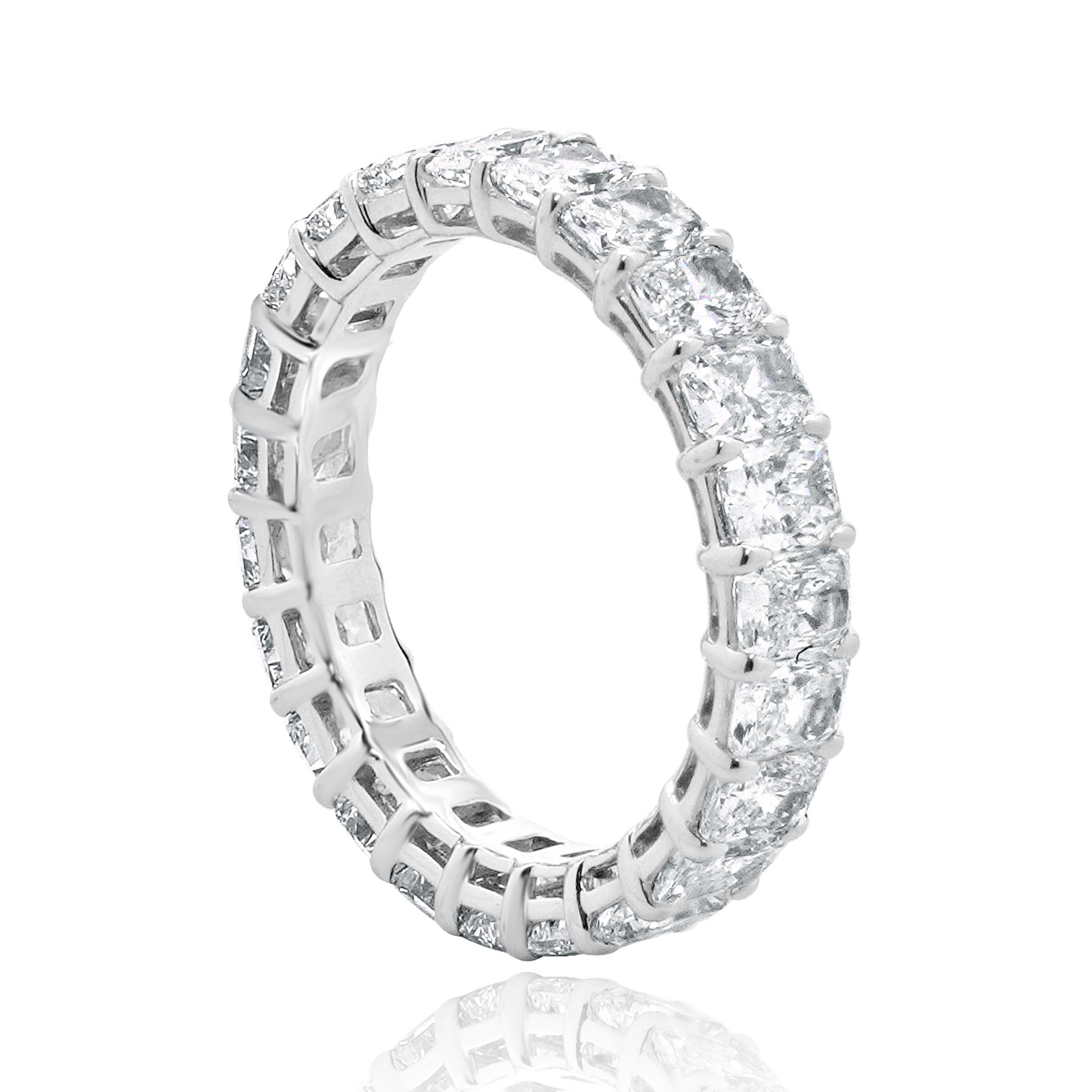 Bracelet éternel en or blanc 18 carats avec diamant radiant Excellent état - En vente à Scottsdale, AZ