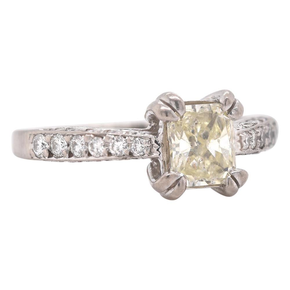 Anello di fidanzamento con diamante radiante in oro bianco 18 carati in vendita