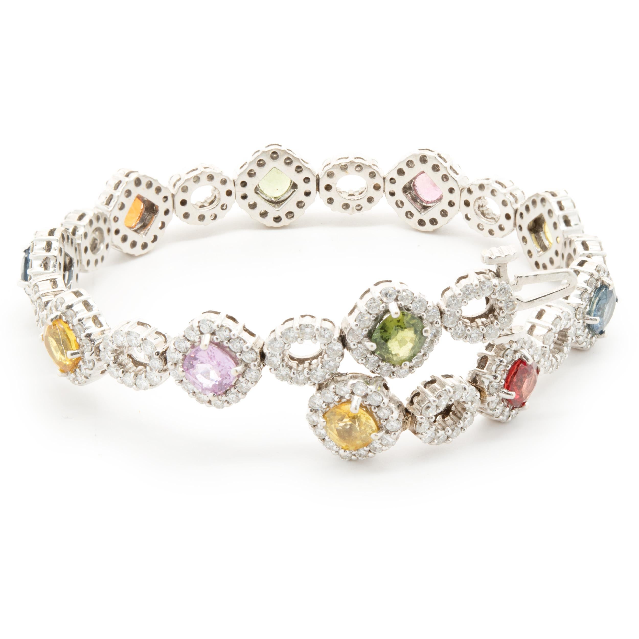 Designer: kundenspezifisch
MATERIAL: 18K Weißgold
Diamant: 275 runder Brillantschliff = 3,70cttw
Farbe: G
Klarheit: SI1
Saphir: 11 Kissenschliff = 7,55cttw
Gewicht:  25,57 Gramm
Abmessungen: Das Armband passt an ein Handgelenk von bis zu 7 Zoll