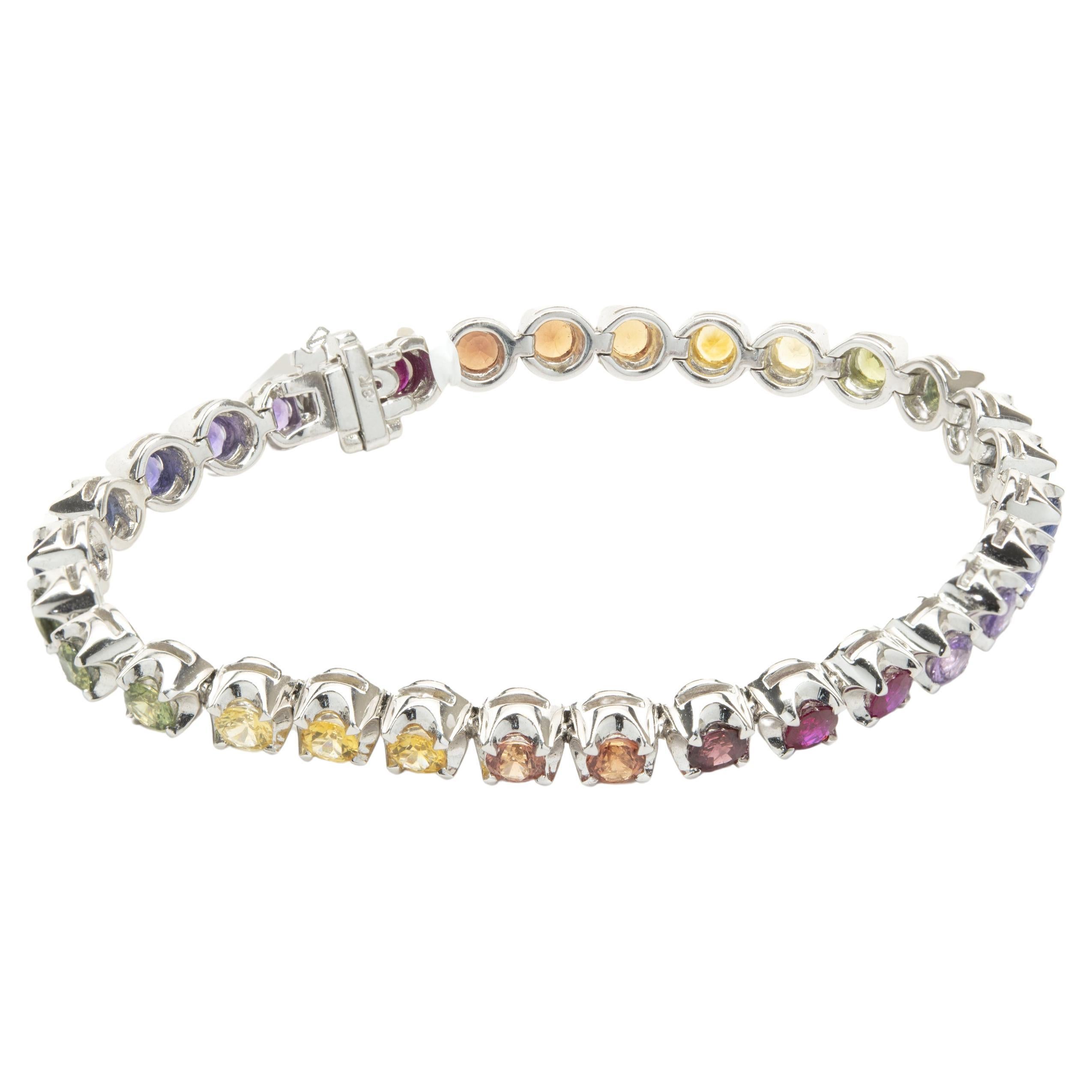 Bracelet tennis en or blanc 18 carats avec saphirs arc-en-ciel en vente