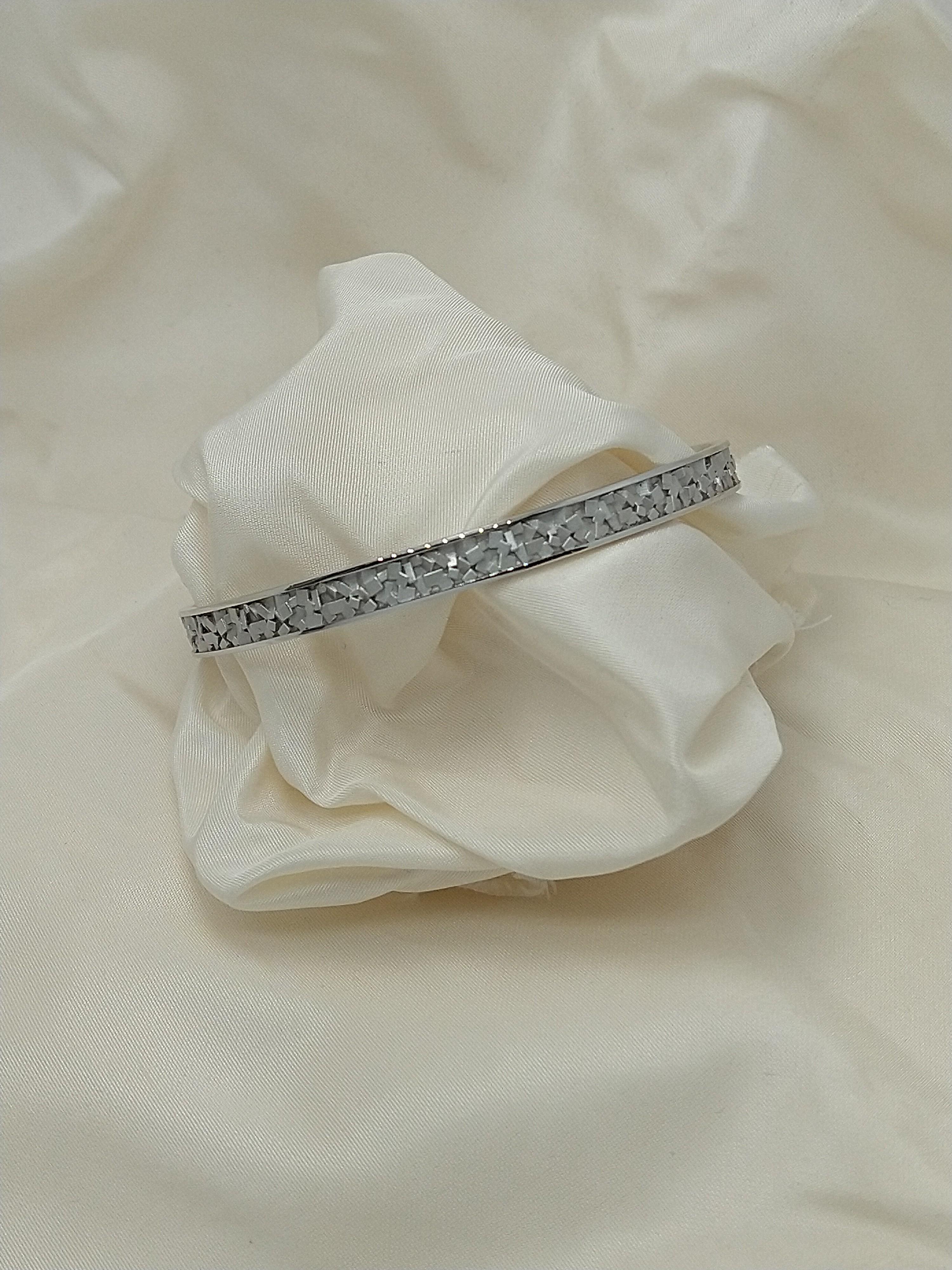 Contemporain Bracelet jonc rectangulaire en or blanc 18 carats en vente