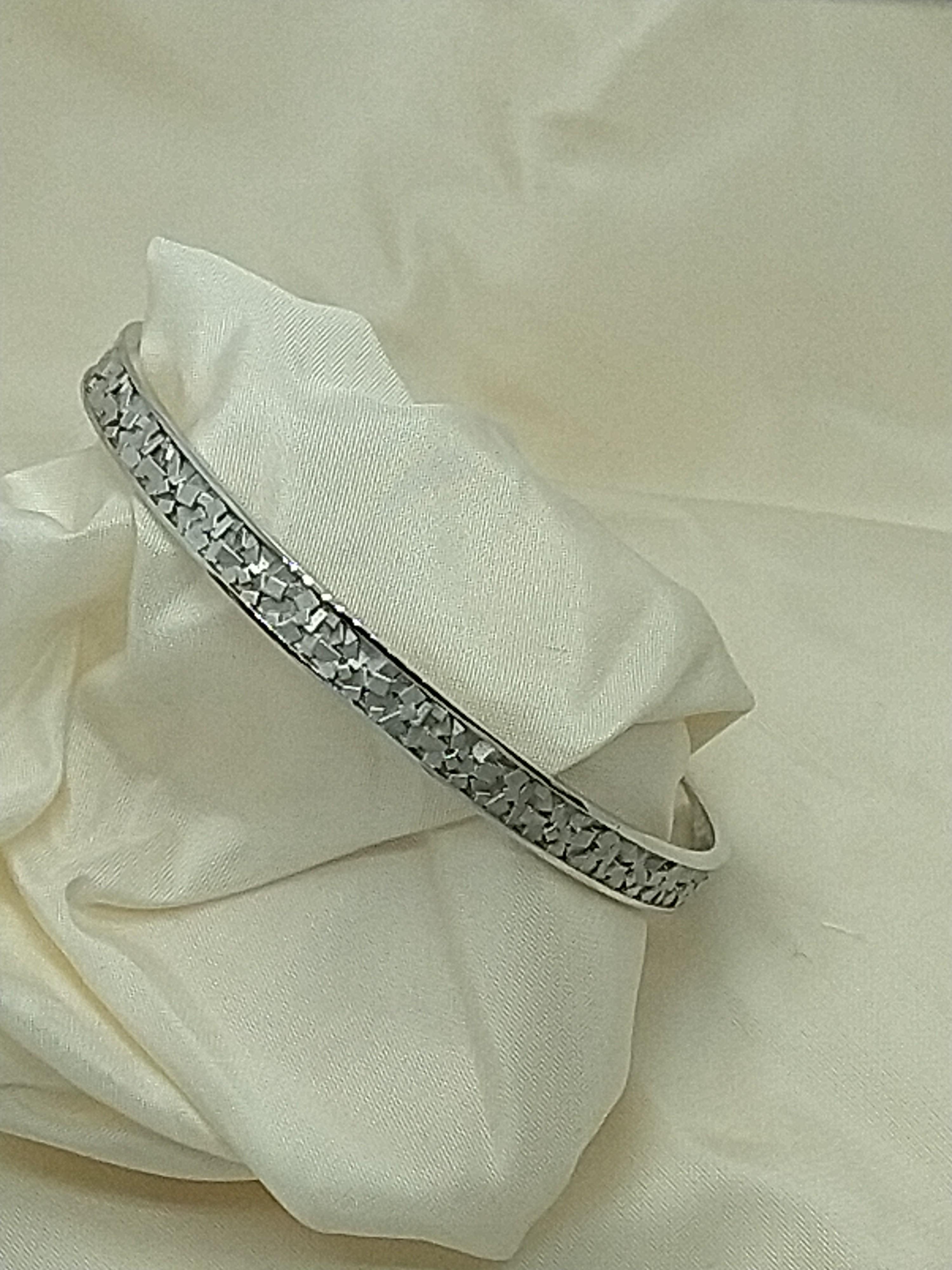 18 Karat White Gold Rectangles Bangle Bracelet In New Condition For Sale In New York, NY