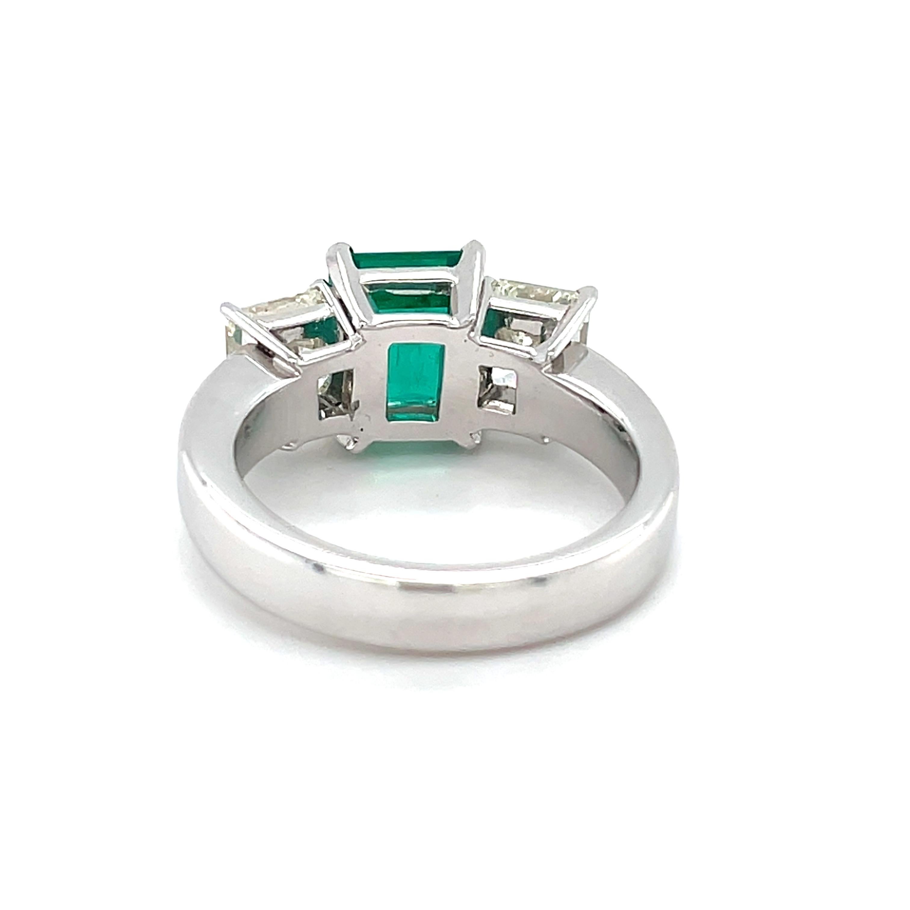 Contemporary 18 Karat White Gold Rectangular Emerald Diamond Cocktail Ring For Sale