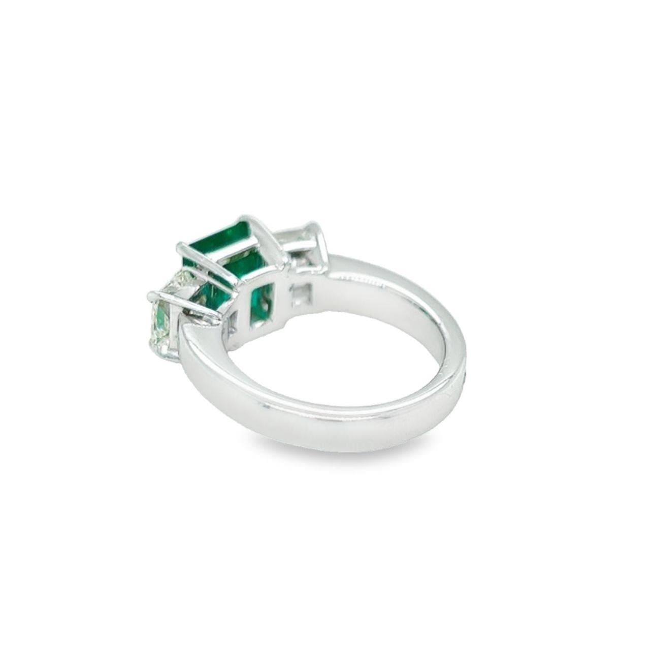 18 Karat White Gold Rectangular Emerald Diamond Cocktail Ring In New Condition For Sale In Monte-Carlo, MC
