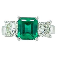 18 Karat White Gold Rectangular Emerald Diamond Cocktail Ring