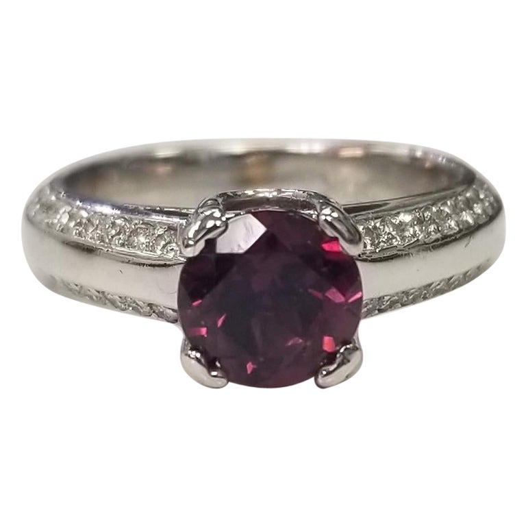 Ring aus 18 Karat Weißgold mit Rhodolith, Granat und weißem Diamant