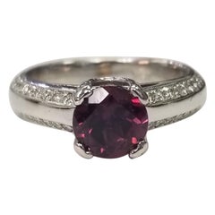 Ring aus 18 Karat Weißgold mit Rhodolith, Granat und weißem Diamant