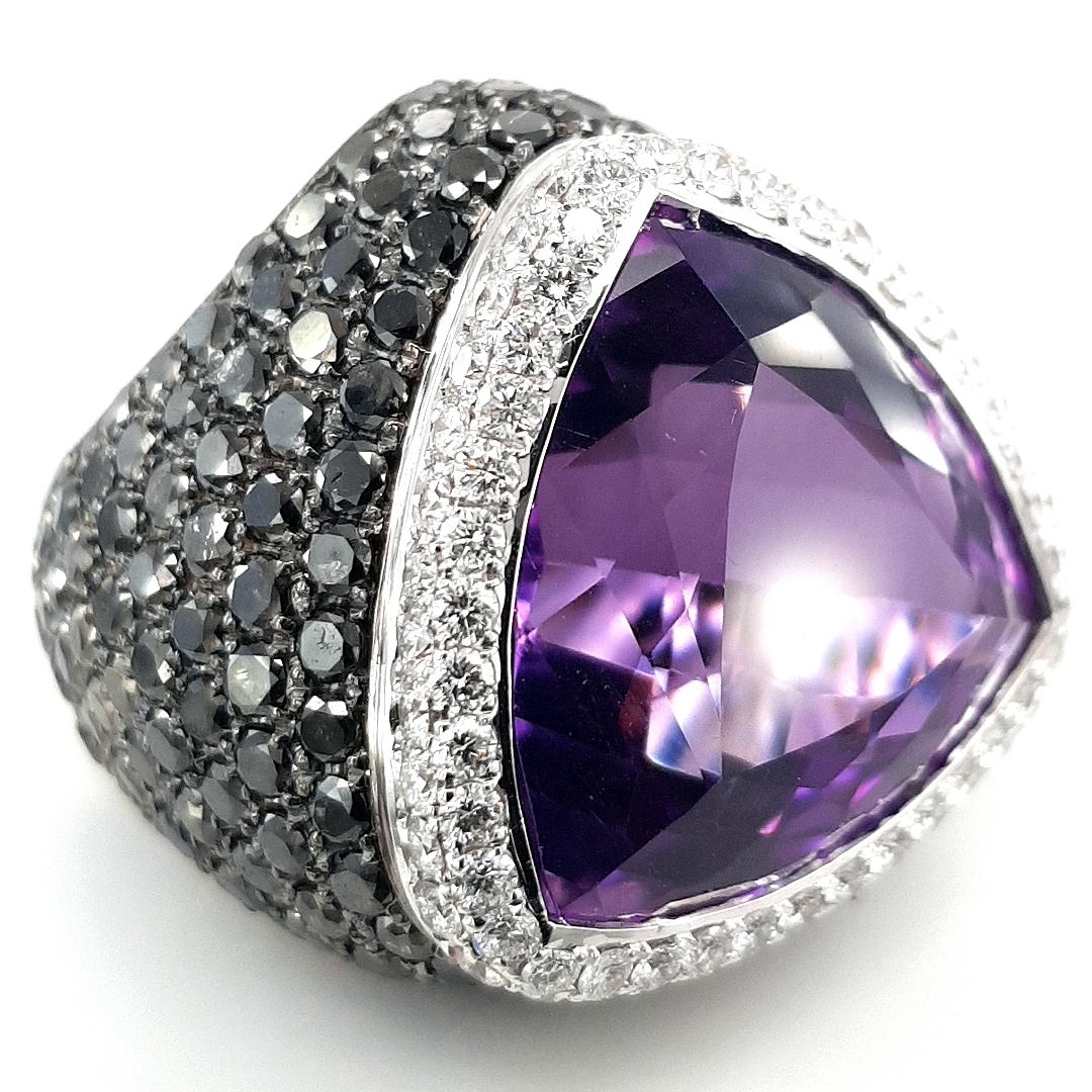18kt White Gold Ring, 9ct Black and White Diamonds and 25ct Amethyst For Sale 5