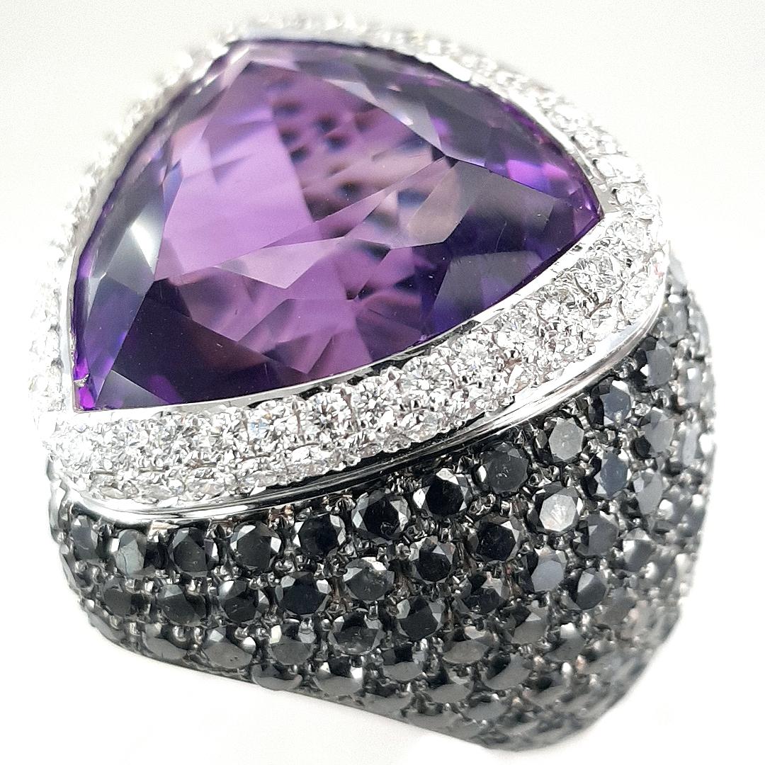 18kt White Gold Ring, 9ct Black and White Diamonds and 25ct Amethyst For Sale 11