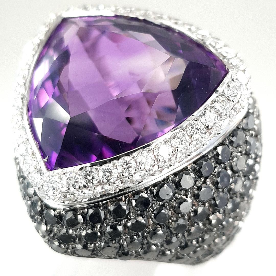 18kt White Gold Ring, 9ct Black and White Diamonds and 25ct Amethyst For Sale 7