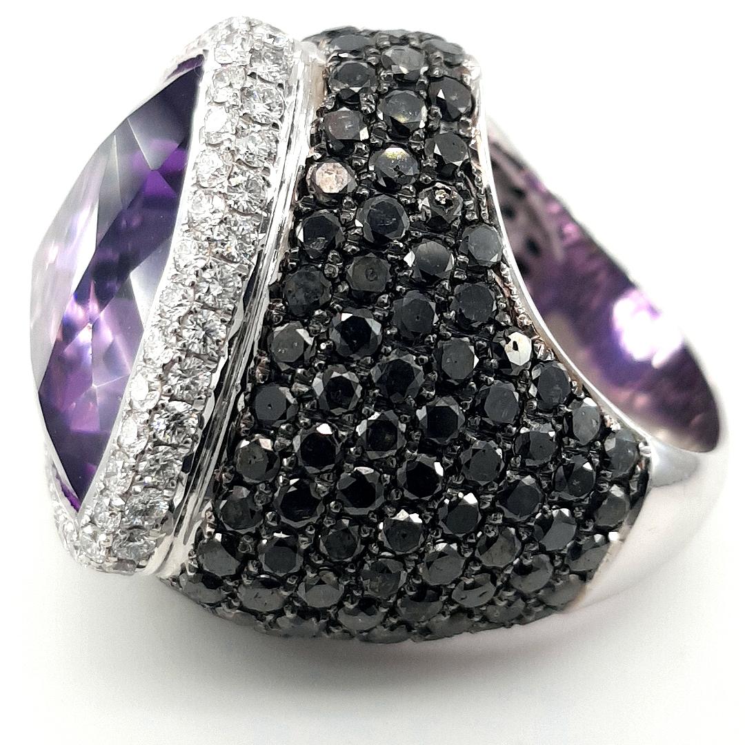 18kt White Gold Ring, 9ct Black and White Diamonds and 25ct Amethyst In New Condition For Sale In Antwerp, BE