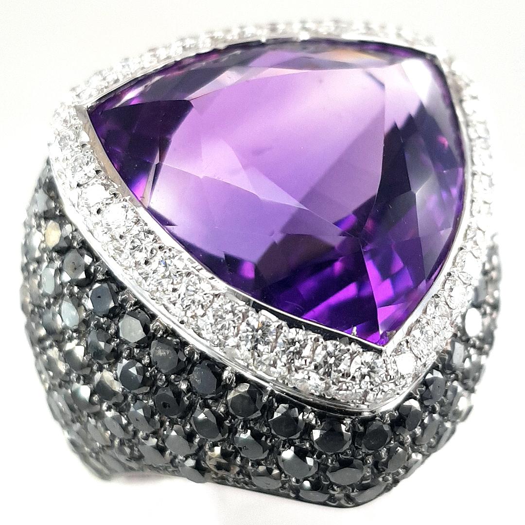 18kt White Gold Ring, 9ct Black and White Diamonds and 25ct Amethyst For Sale 6