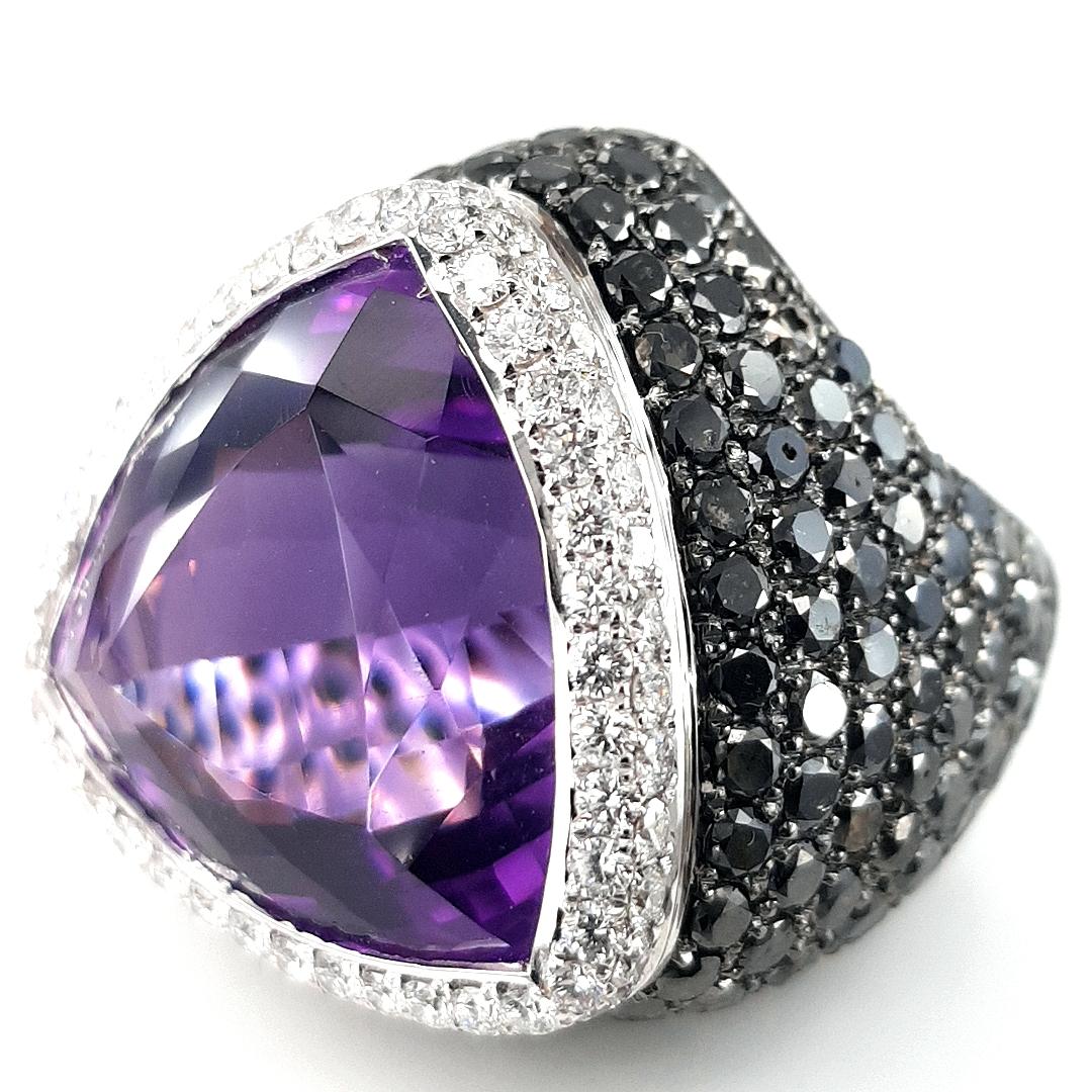 Contemporary 18kt White Gold Ring, 9ct Black and White Diamonds and 25ct Amethyst For Sale