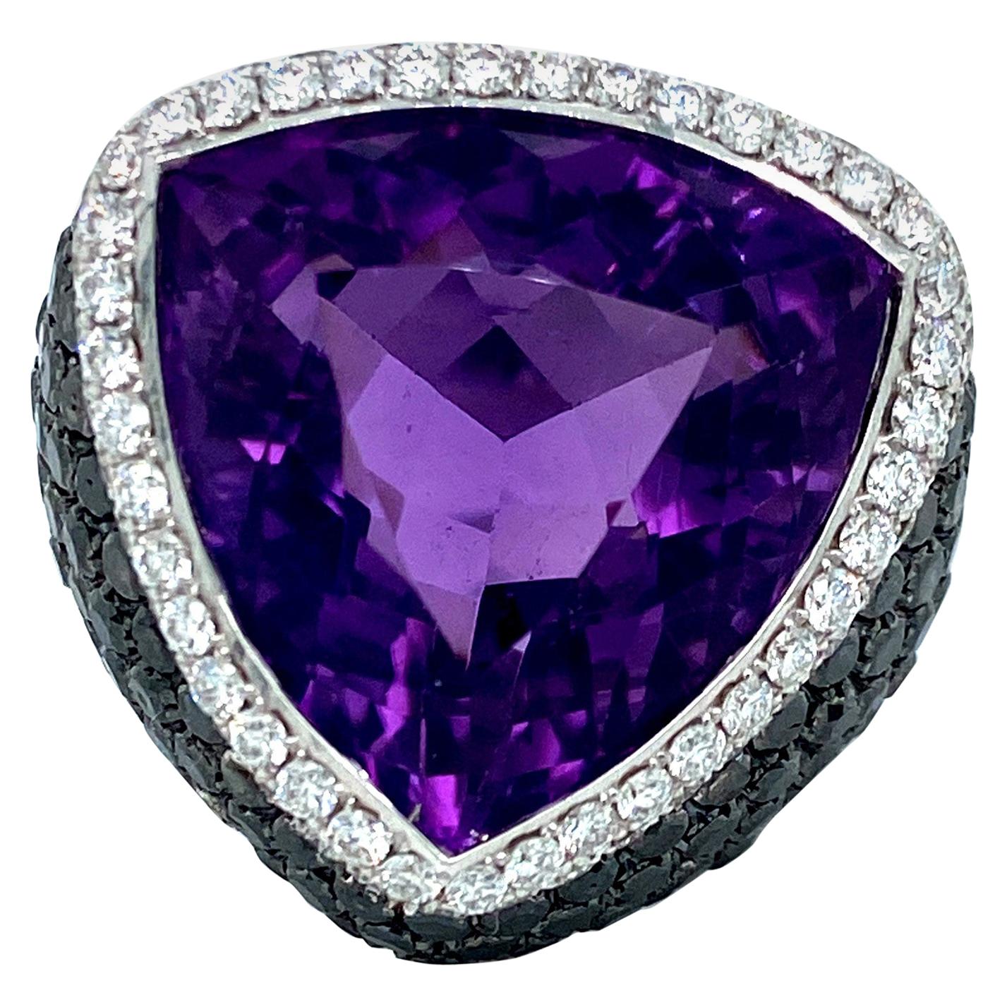 18kt White Gold Ring, 9ct Black and White Diamonds and 25ct Amethyst For Sale