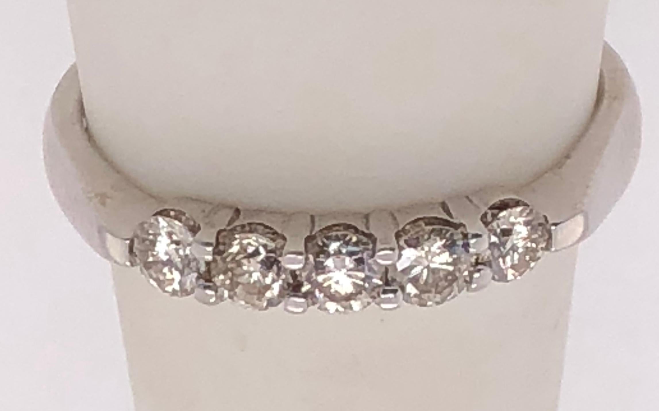 zeitgenössischer Ring aus 18 Karat Weißgold mit fünf Diamanten
Größe 8.5
4 Gramm Gesamtgewicht