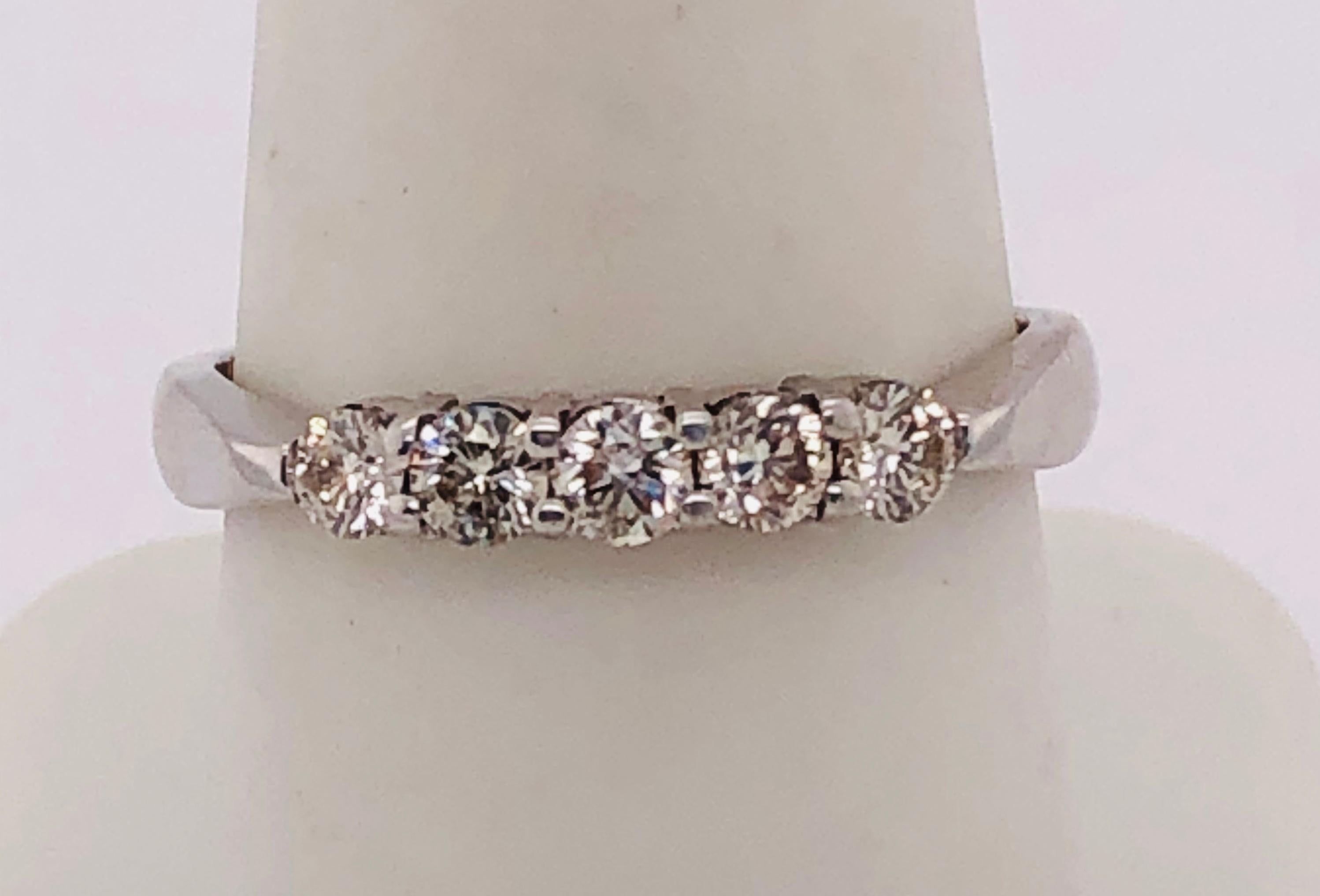 18 Karat Weißgold Verlobungsring Jahrestag-Ring mit fünf Diamanten (Moderne) im Angebot