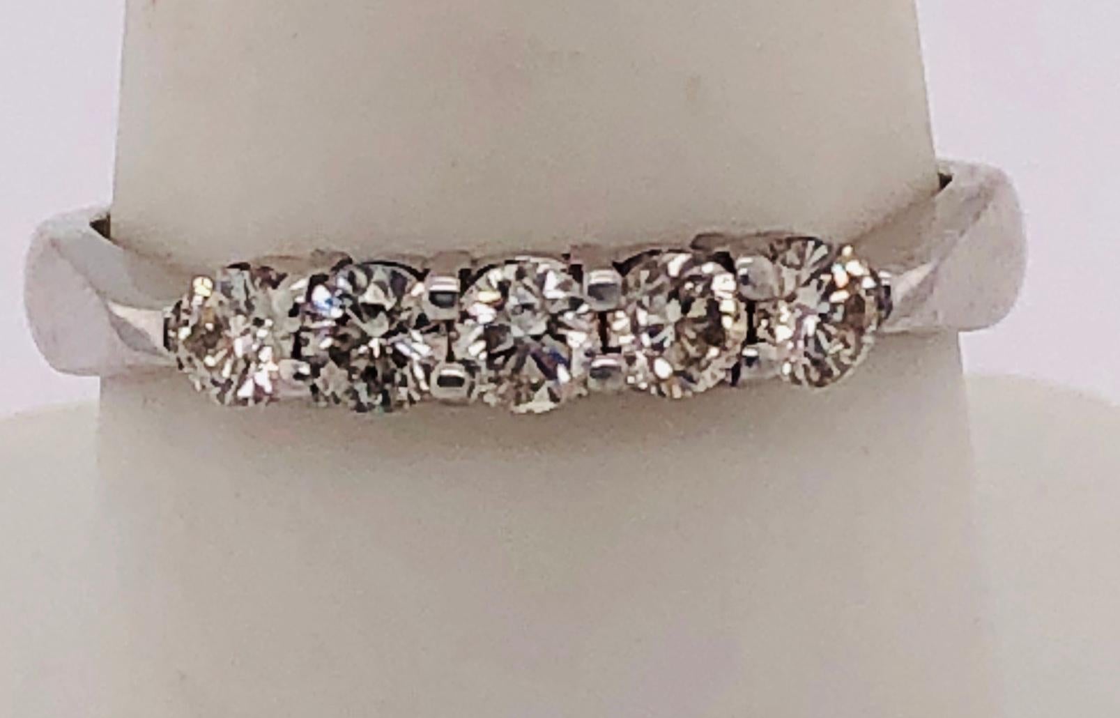 18 Karat Weißgold Verlobungsring Jahrestag-Ring mit fünf Diamanten (Rundschliff) im Angebot