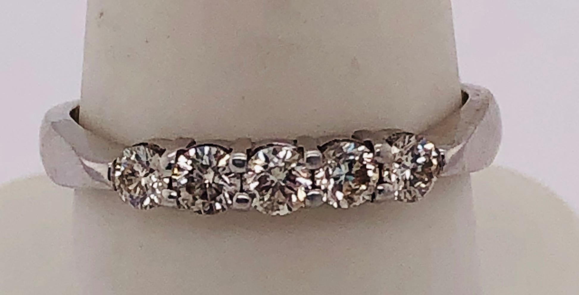 18 Karat Weißgold Verlobungsring Jahrestag-Ring mit fünf Diamanten für Damen oder Herren im Angebot