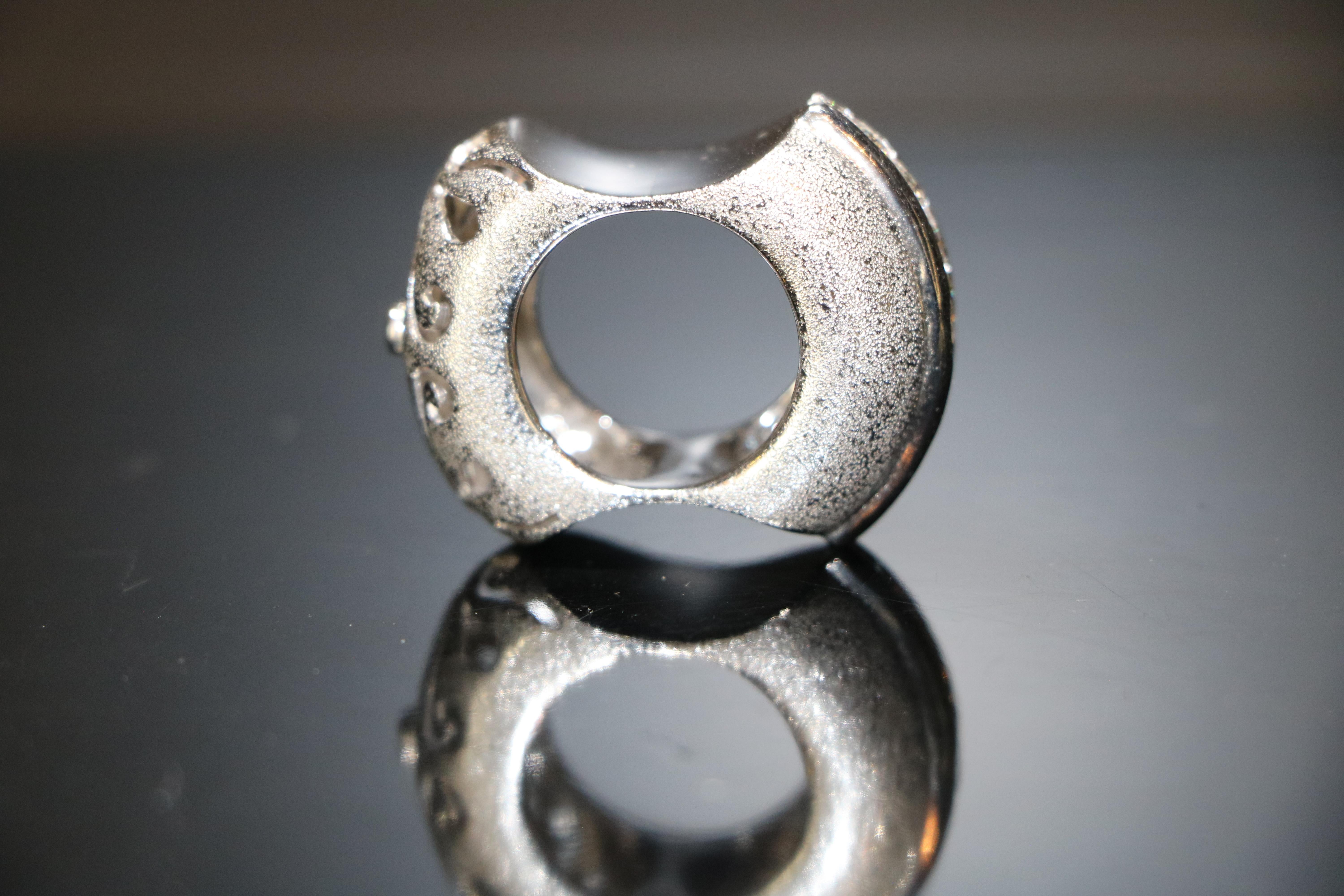 Bague en or blanc 18 carats en vente 7
