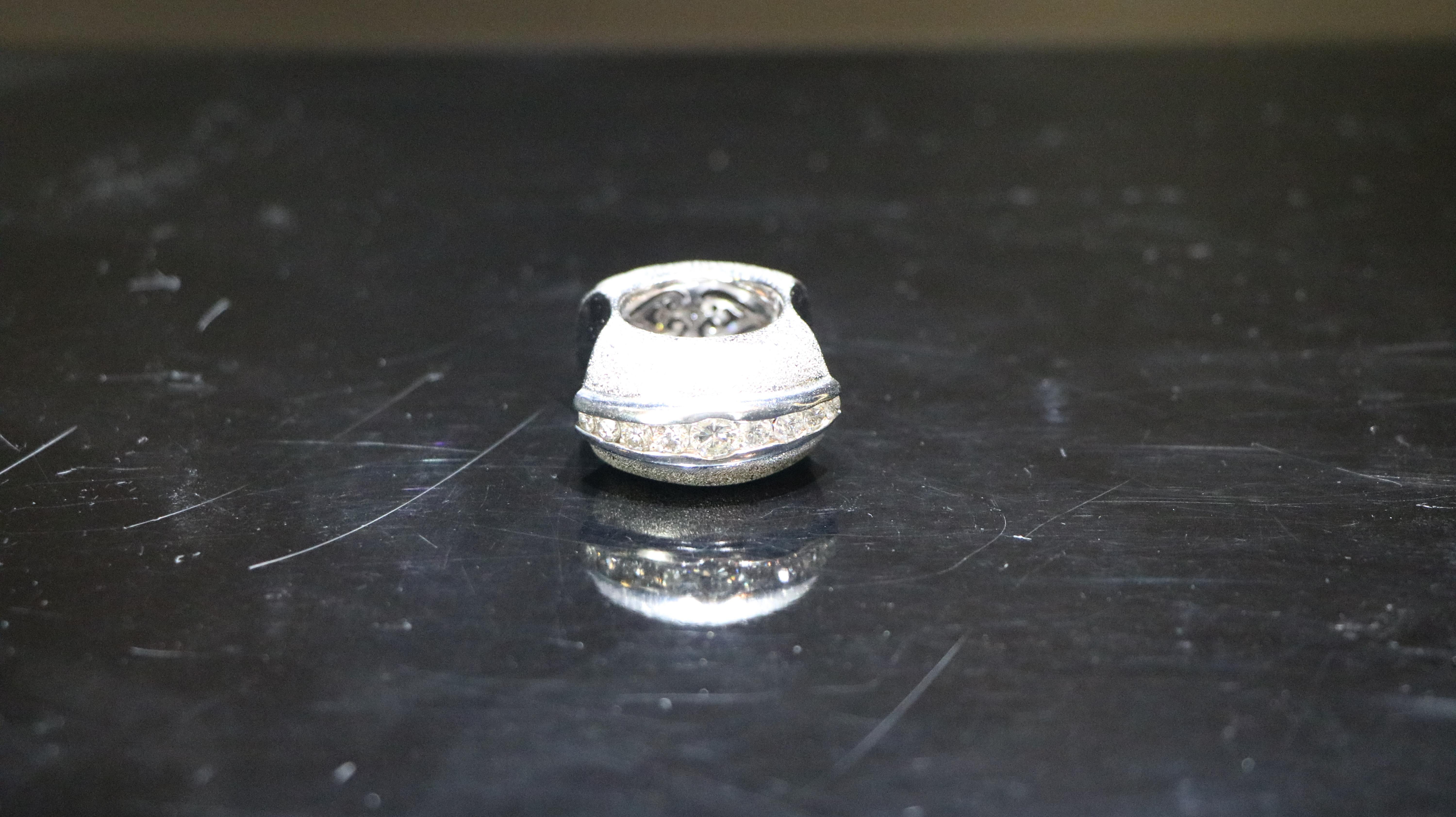 Bague en or, sertie de diamants avec un 

Matière : Or blanc 18 carats

Poids total : environ 2,5 carats.

Poids du bijou : 23,9 grammes