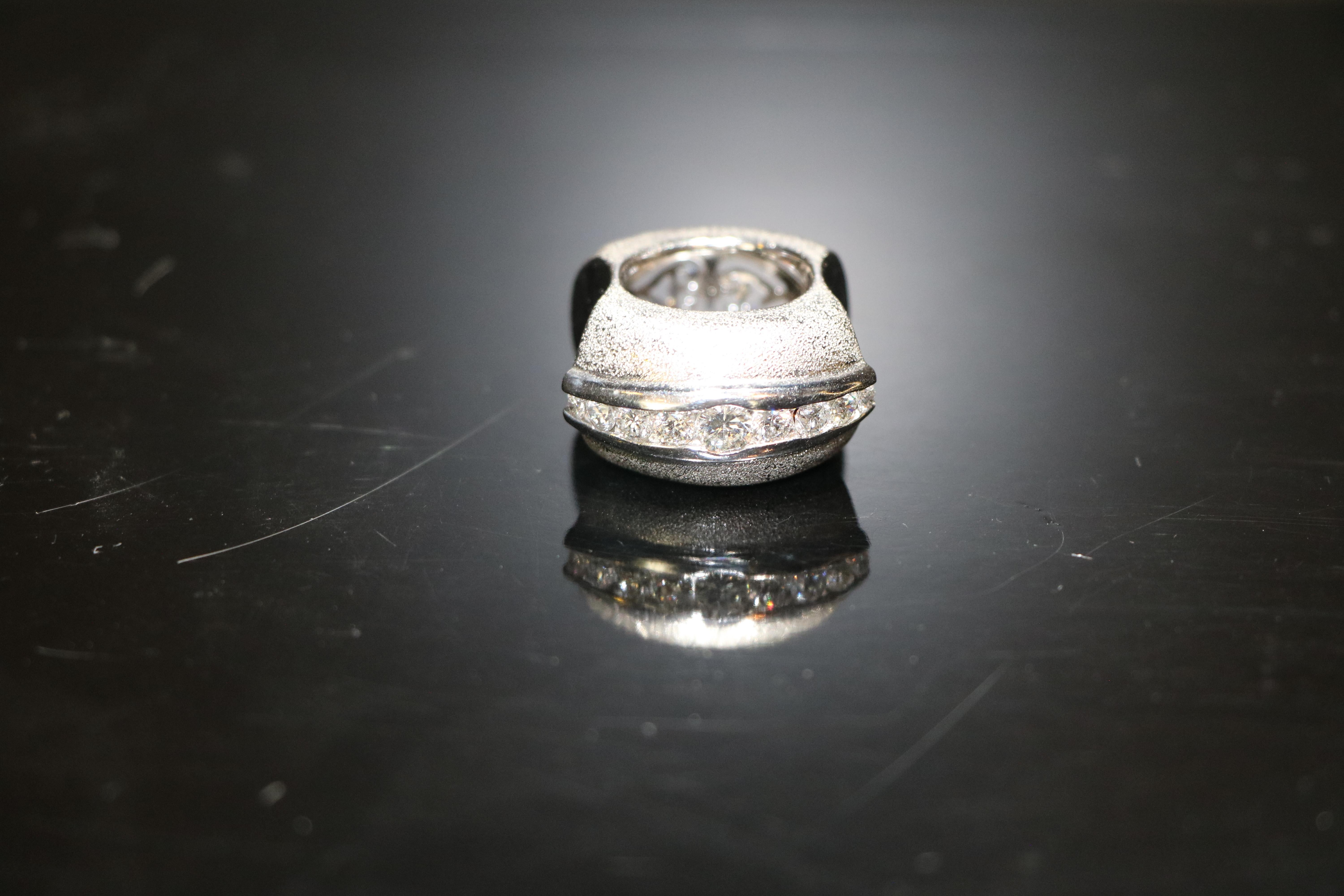 Bague en or blanc 18 carats Excellent état - En vente à Tel Aviv - Jaffa, IL