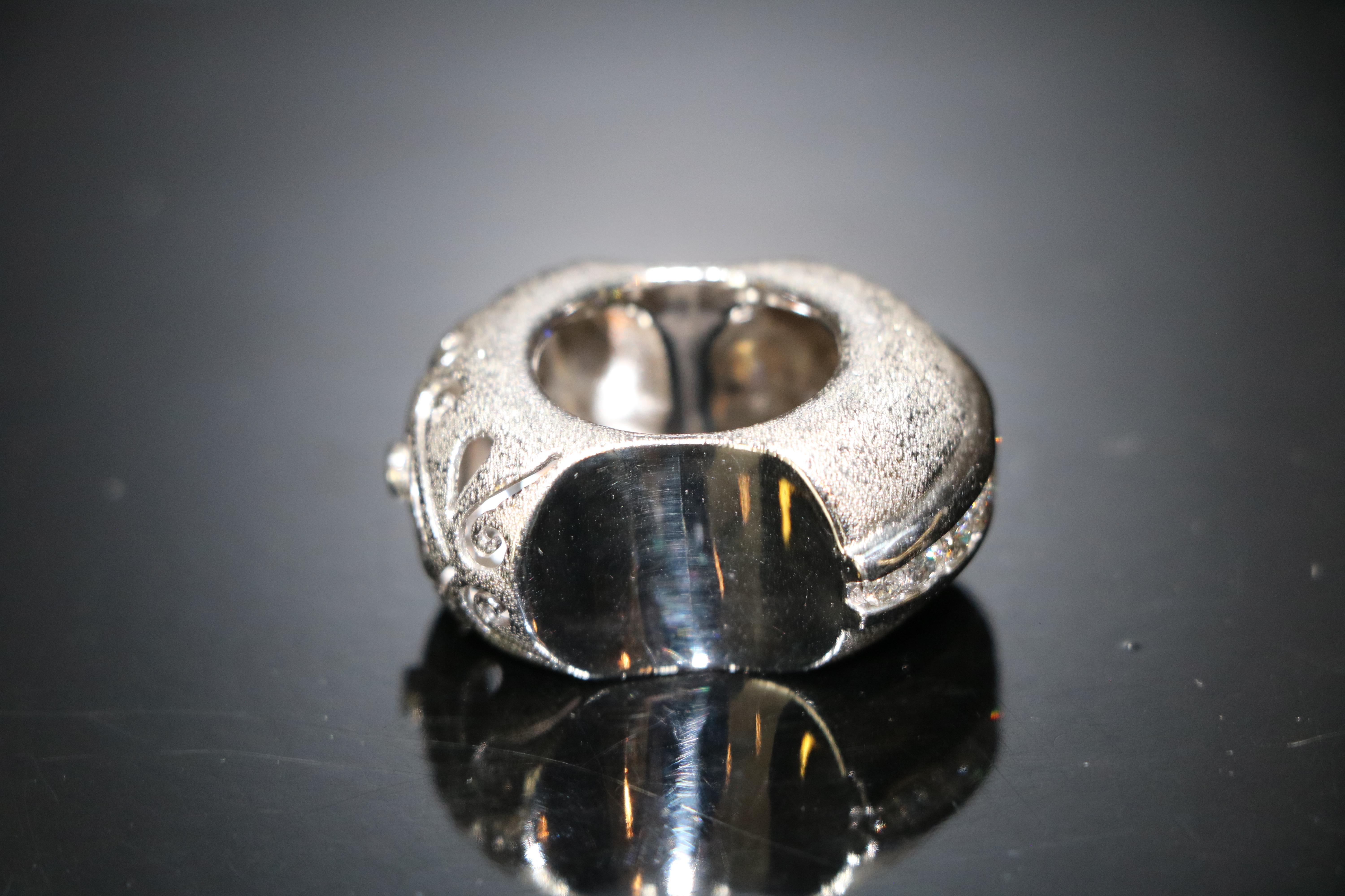 Bague en or blanc 18 carats en vente 3
