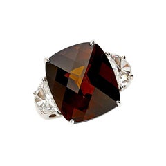 Bague en or blanc 18 carats sertie d'une tourmaline de bronze de 13,80 carats et de diamants