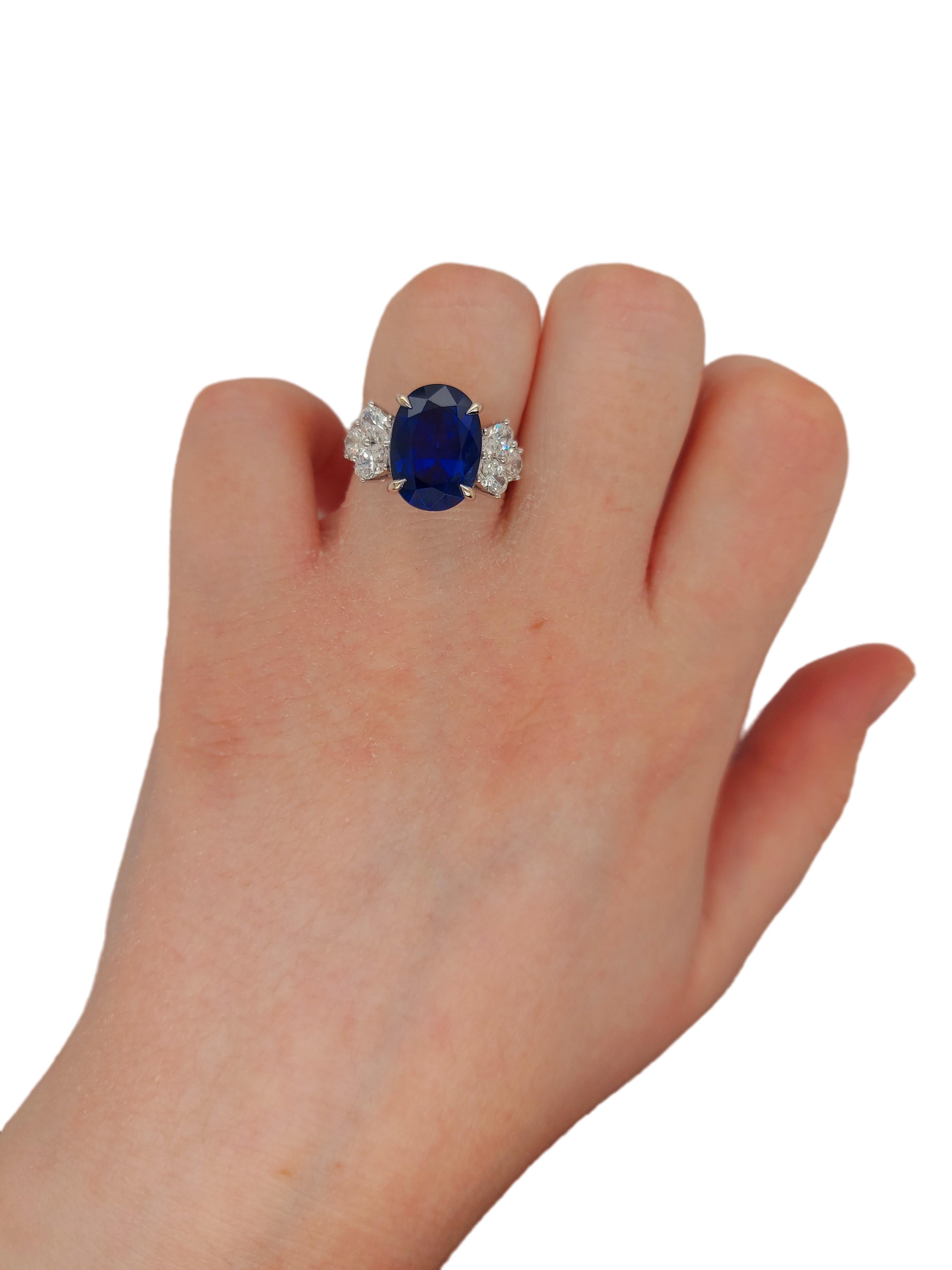 18 Karat White Gold Ring Set with a 7 Carat Sapphire and Diamonds 11