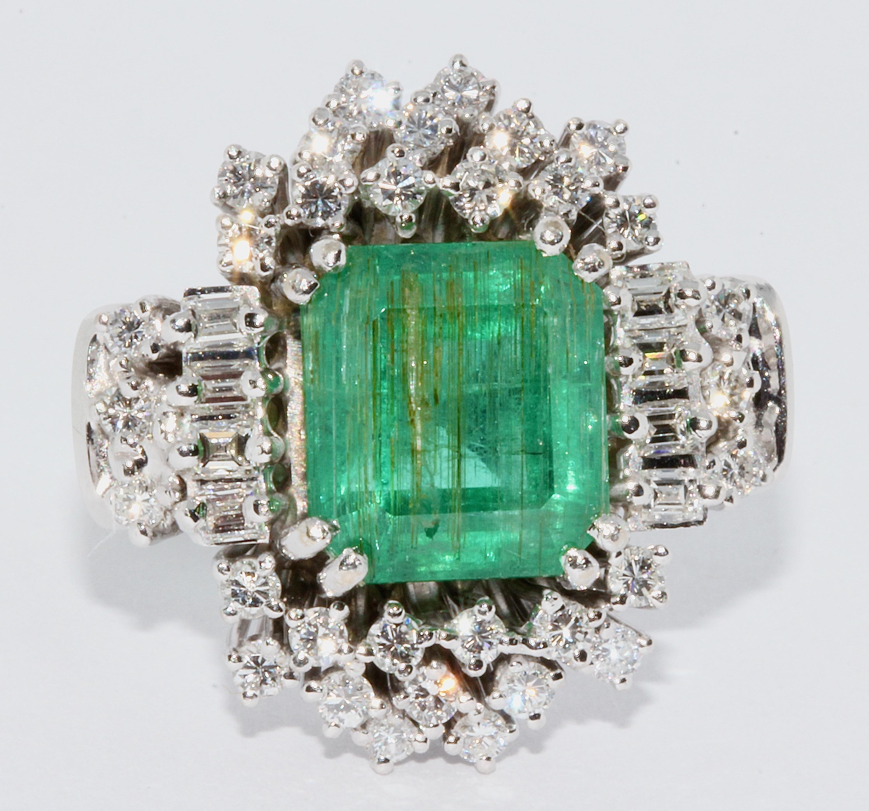 Magnificent 18k white gold ring with diamonds and large emerald of approximately 4.5 carats.

Diamond sparkling is natural and not digitally inserted.

We can adjust the ring size on request.

Including certificate of authenticity.