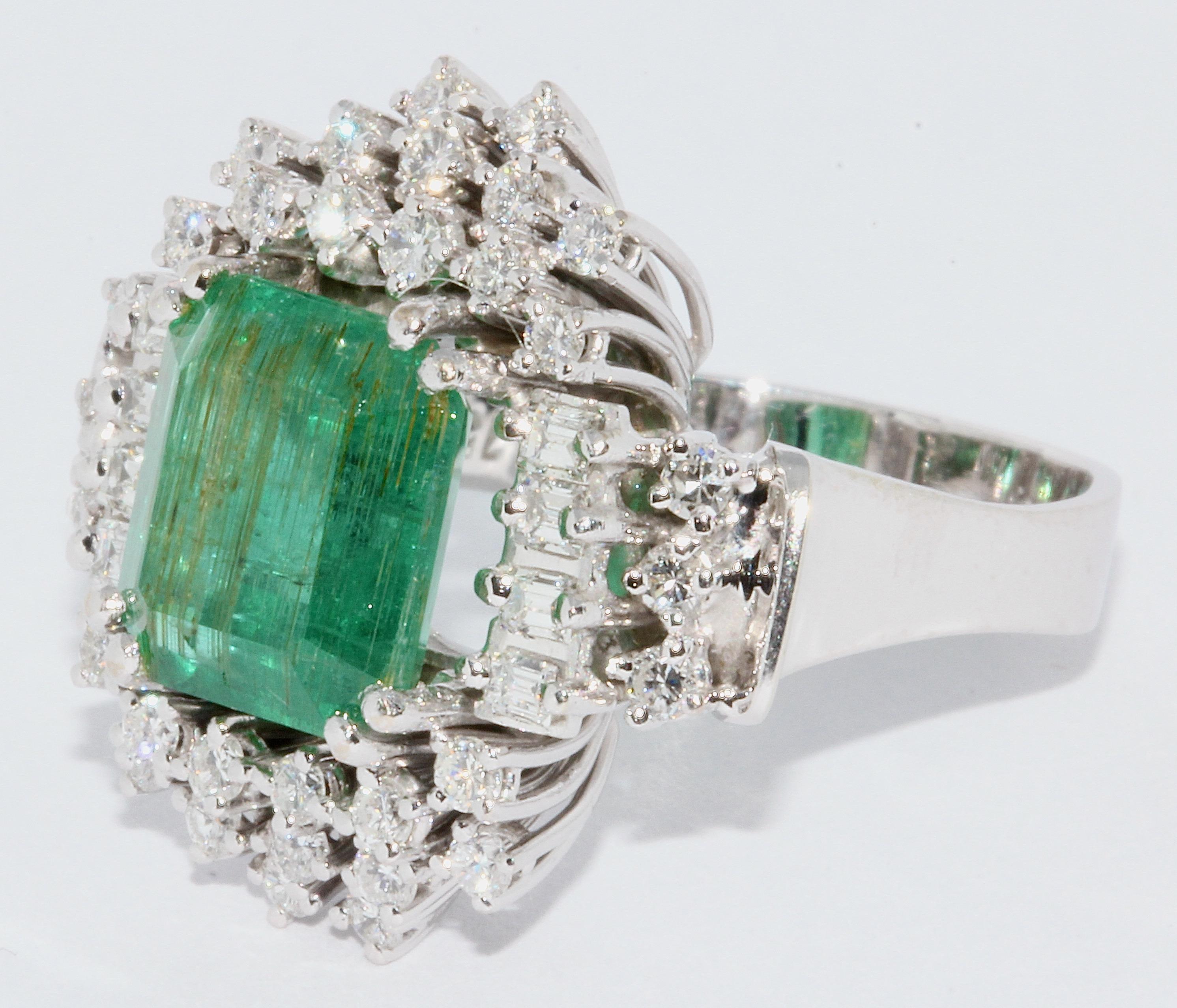 18 Karat White Gold Ring Set with White Diamonds and Large 4.5 Carat Emerald In Good Condition For Sale In Berlin, DE