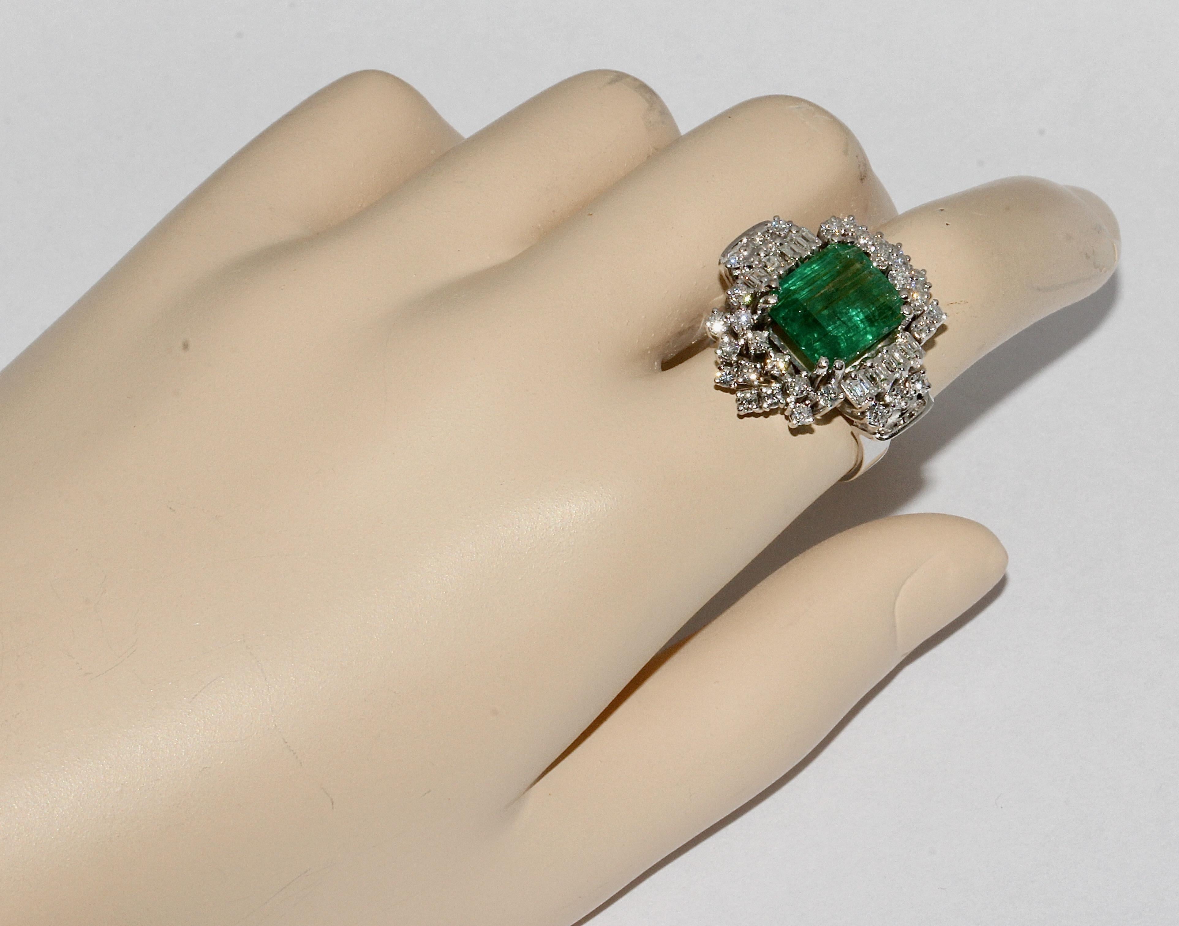 18 Karat White Gold Ring Set with White Diamonds and Large 4.5 Carat Emerald For Sale 1