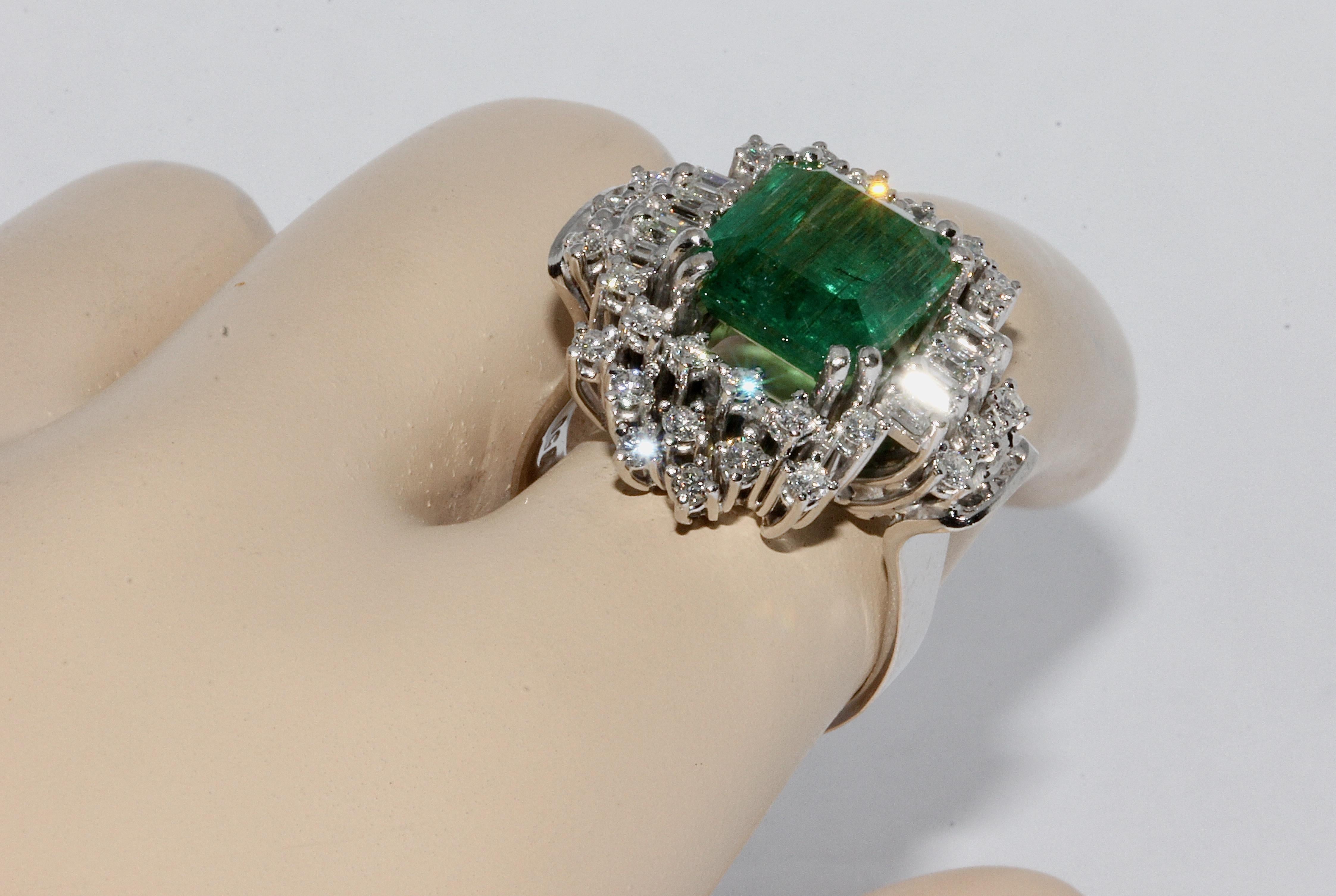 18 Karat White Gold Ring Set with White Diamonds and Large 4.5 Carat Emerald For Sale 2
