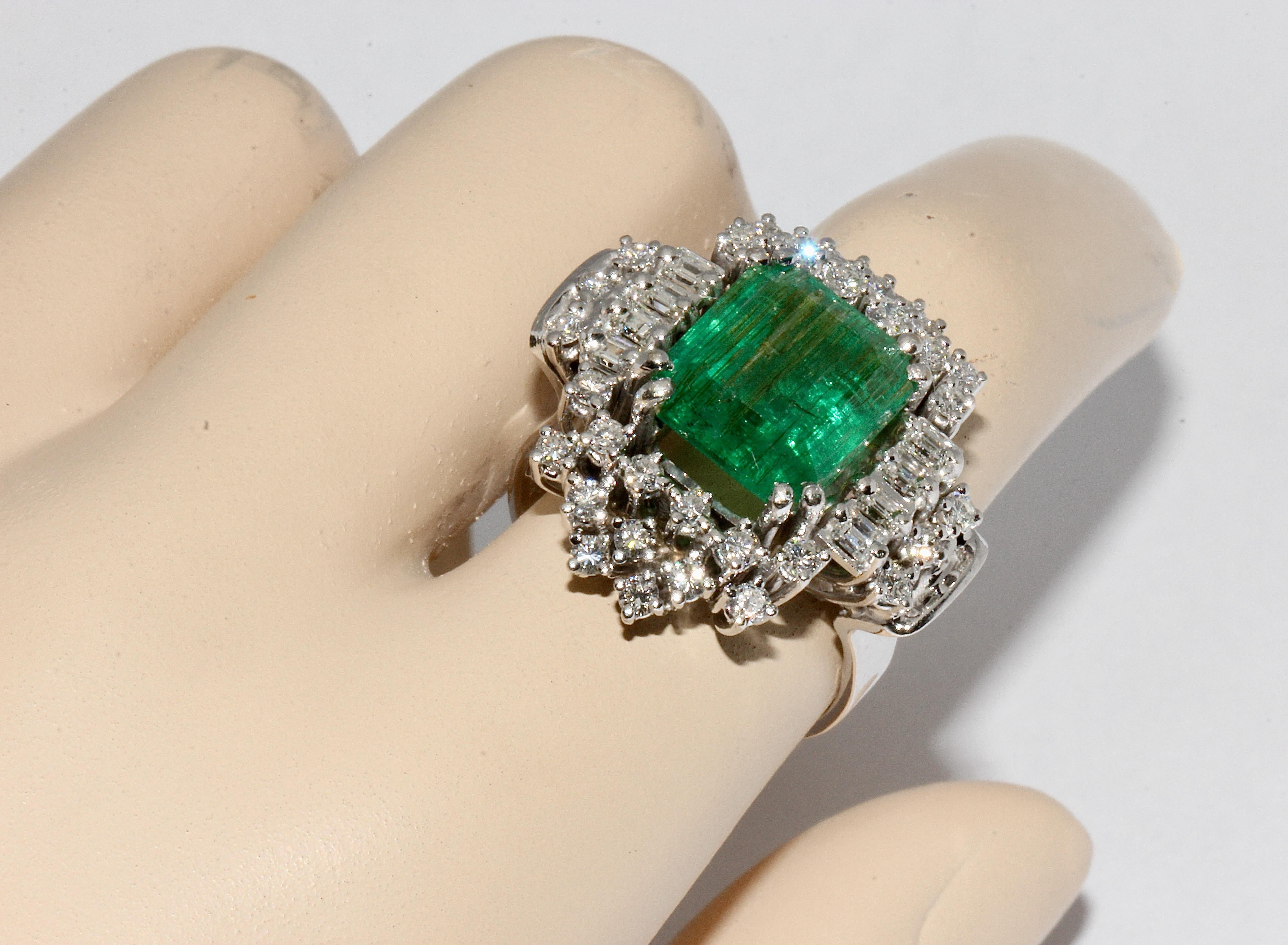18 Karat White Gold Ring Set with White Diamonds and Large 4.5 Carat Emerald For Sale 3