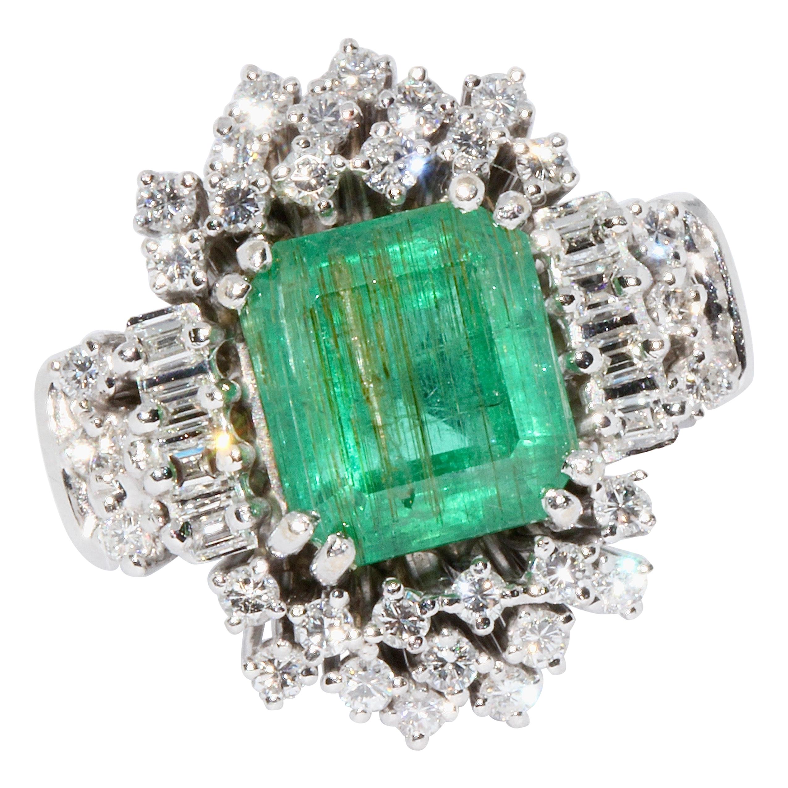 18 Karat White Gold Ring Set with White Diamonds and Large 4.5 Carat Emerald For Sale