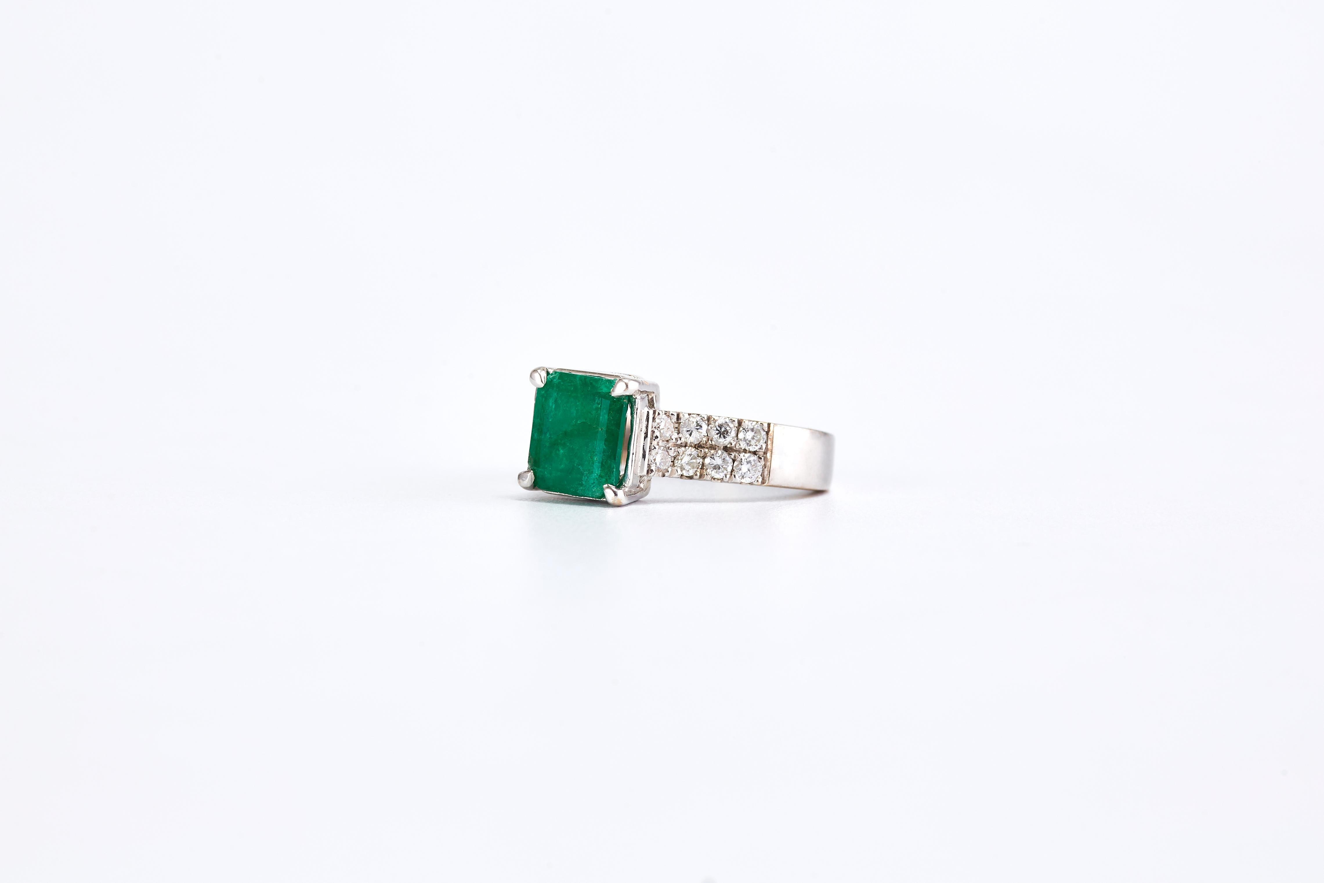 18 Karat White Gold Ring with 2.30 Carat Square Cut Emerald and Diamonds In Excellent Condition For Sale In Tel Aviv, IL