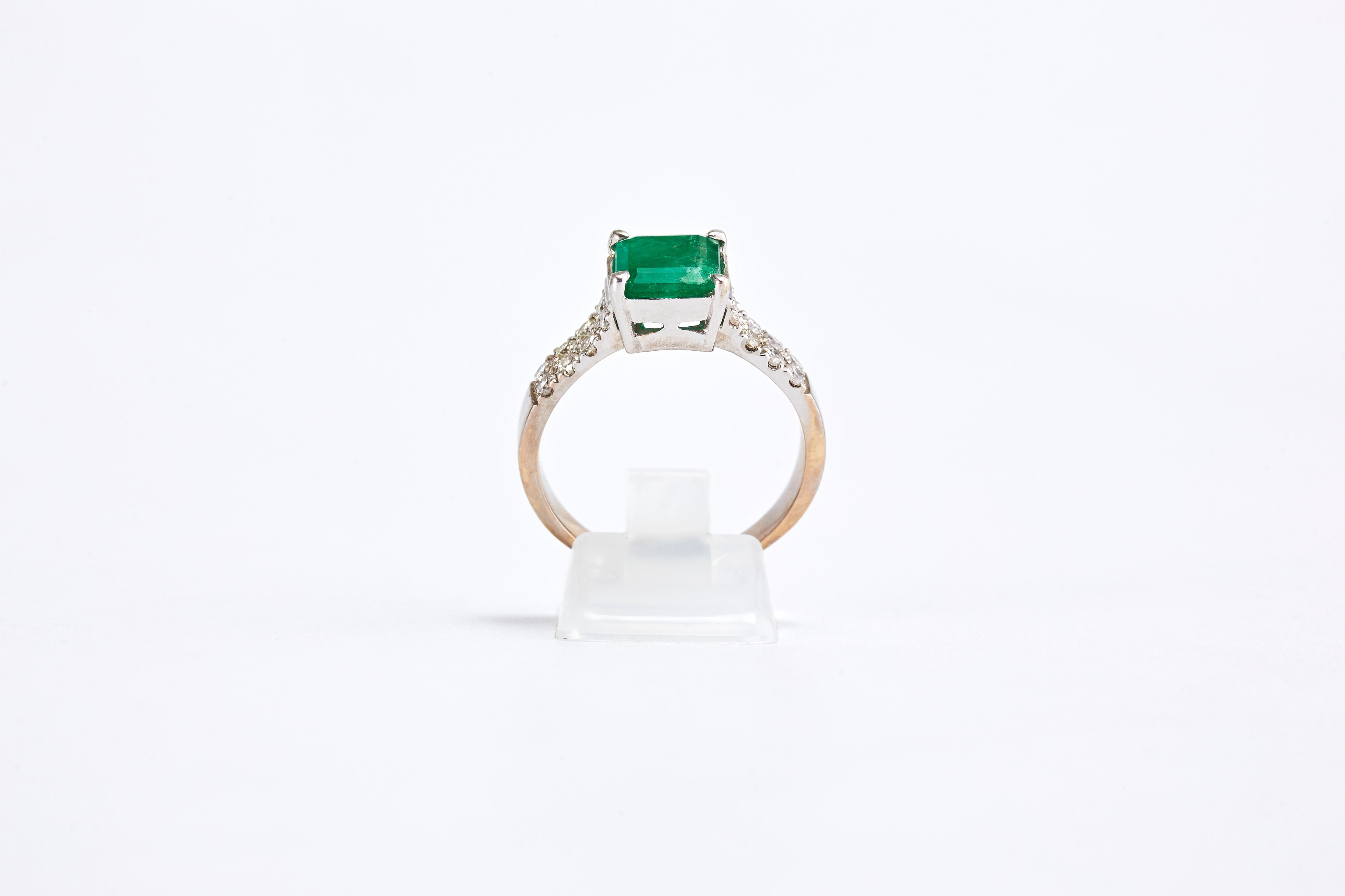 Women's 18 Karat White Gold Ring with 2.30 Carat Square Cut Emerald and Diamonds For Sale