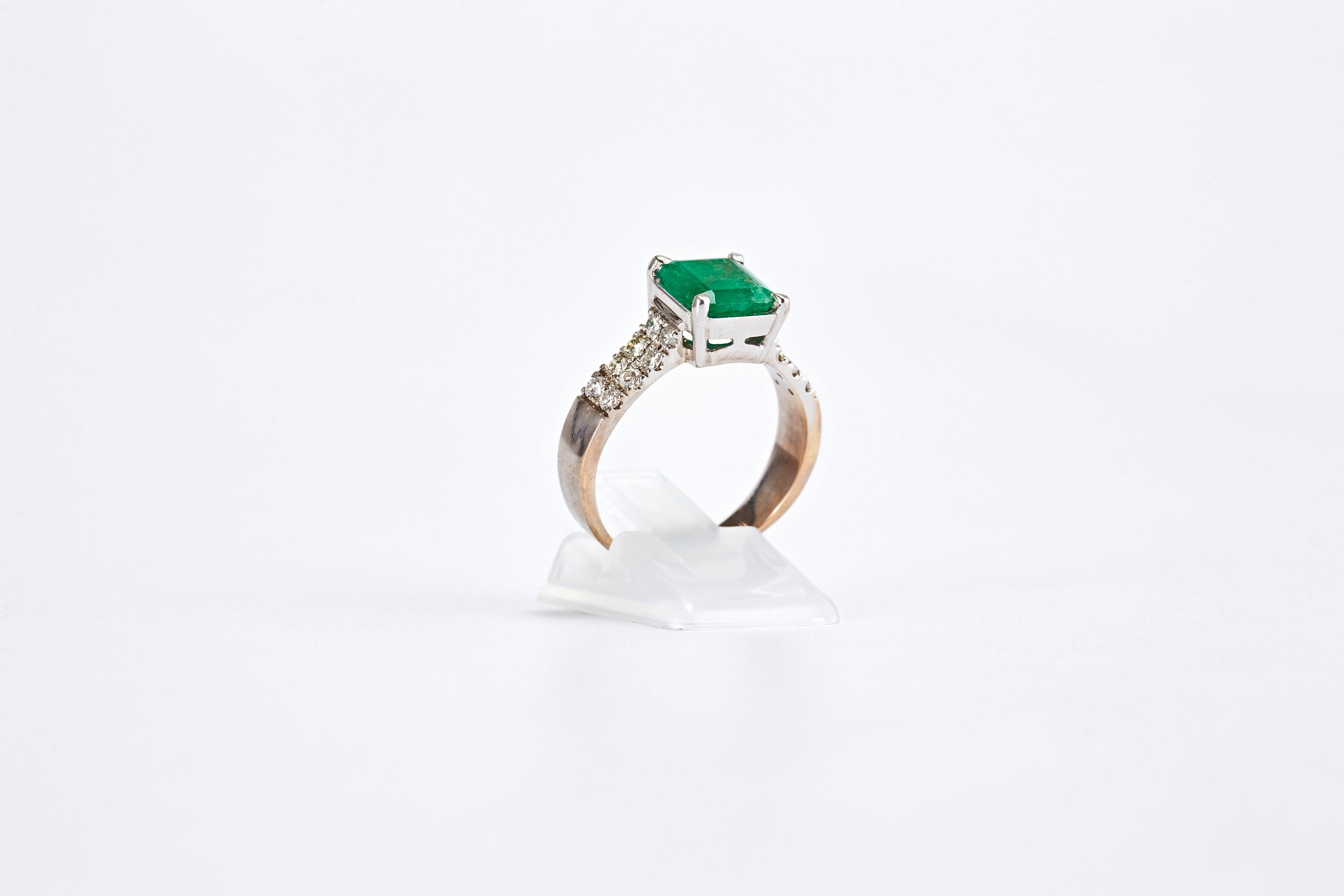 18 Karat White Gold Ring with 2.30 Carat Square Cut Emerald and Diamonds For Sale 1