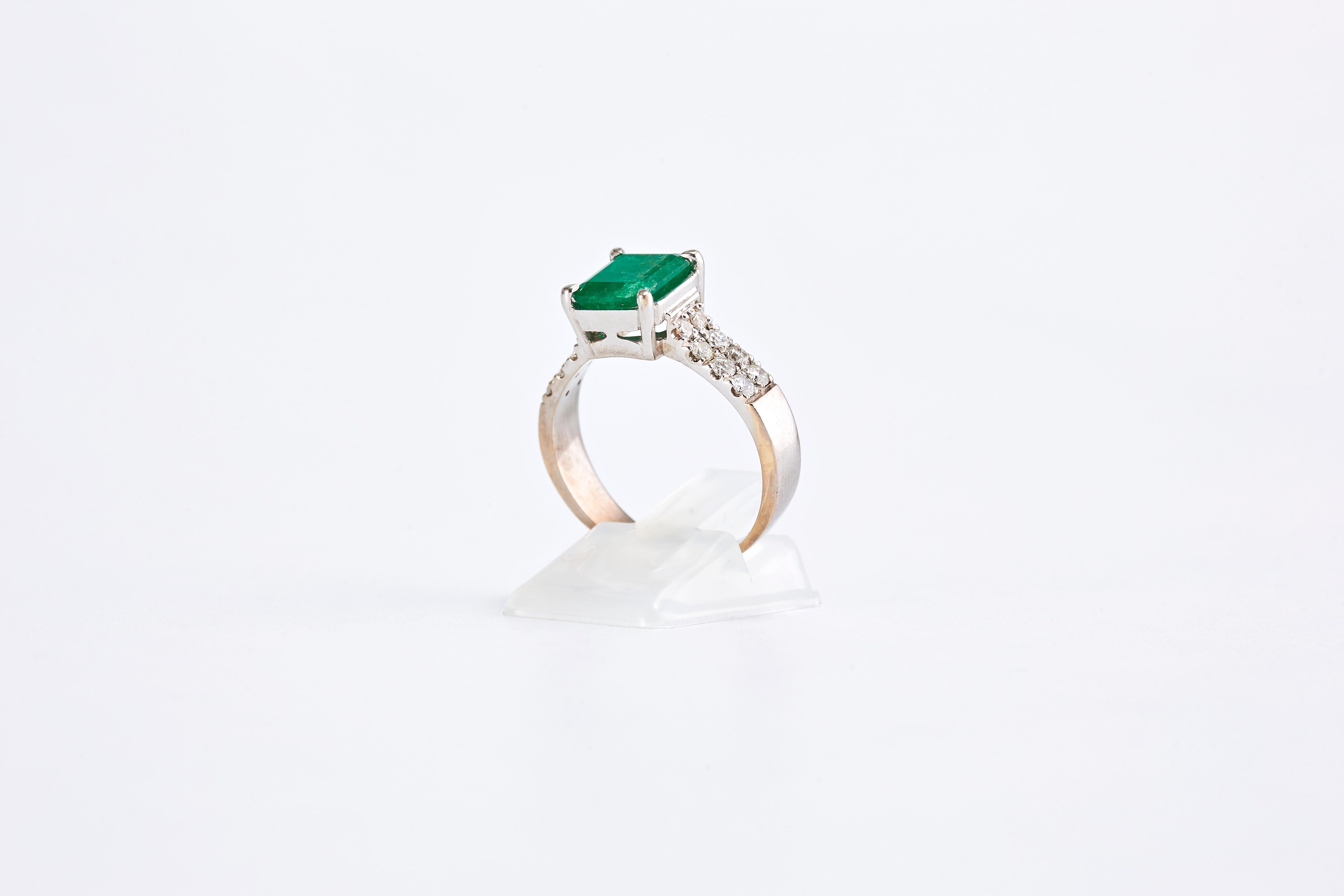 18 Karat White Gold Ring with 2.30 Carat Square Cut Emerald and Diamonds For Sale 2