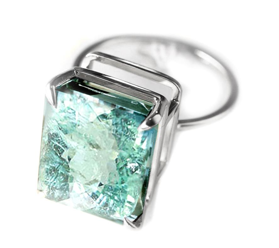 Este anillo es de oro blanco de 18 quilates con una enorme turmalina Paraiba de neón de 4,1 quilates (10,8x8,2 mm). La gema ya es bastante grande, por lo que llama la atención por el preciso trabajo de joyería fina de las diminutas púas y la