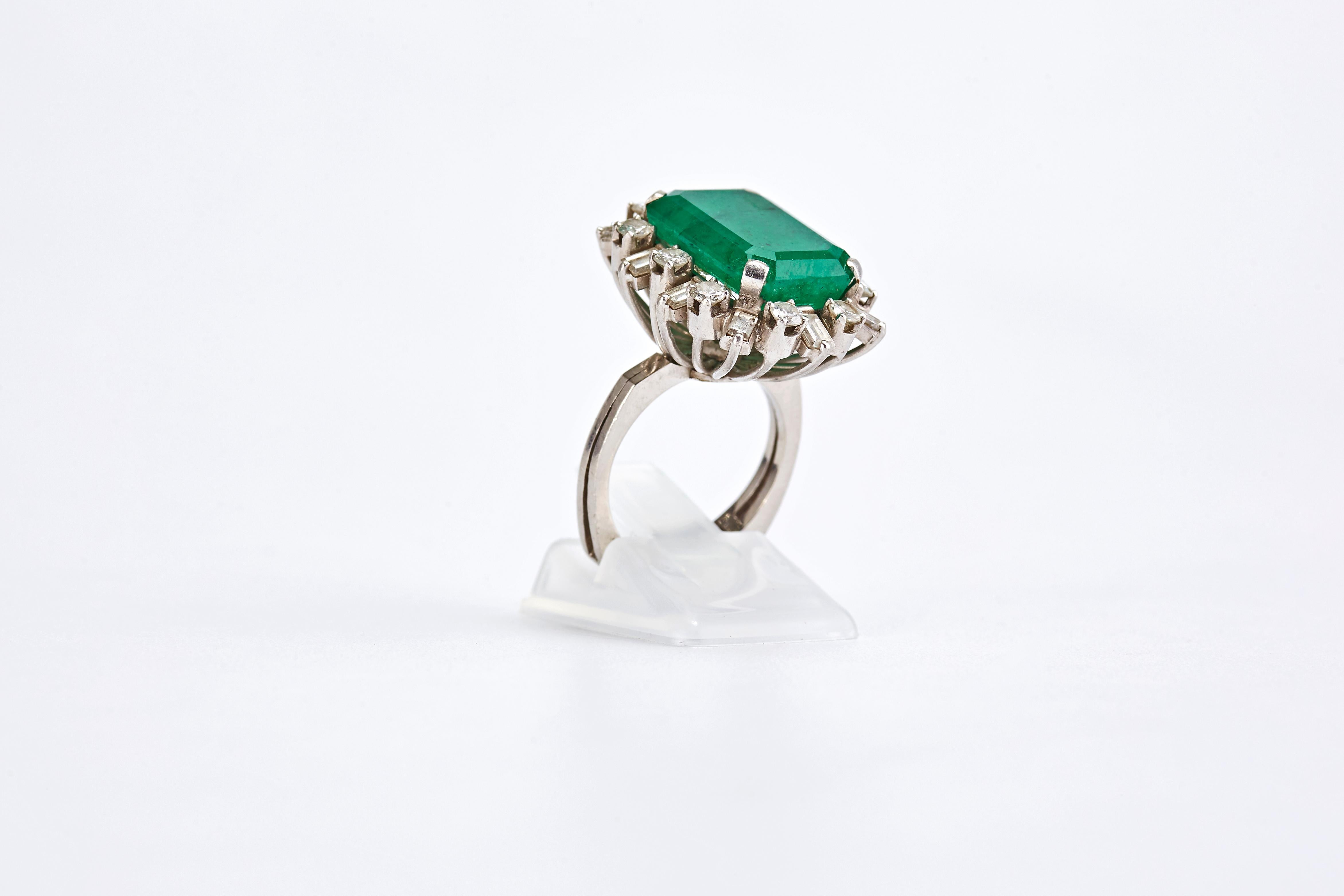 Emerald Cut 18 Karat White Gold Ring with 8.90 Carat Emerald Stone and Diamonds For Sale