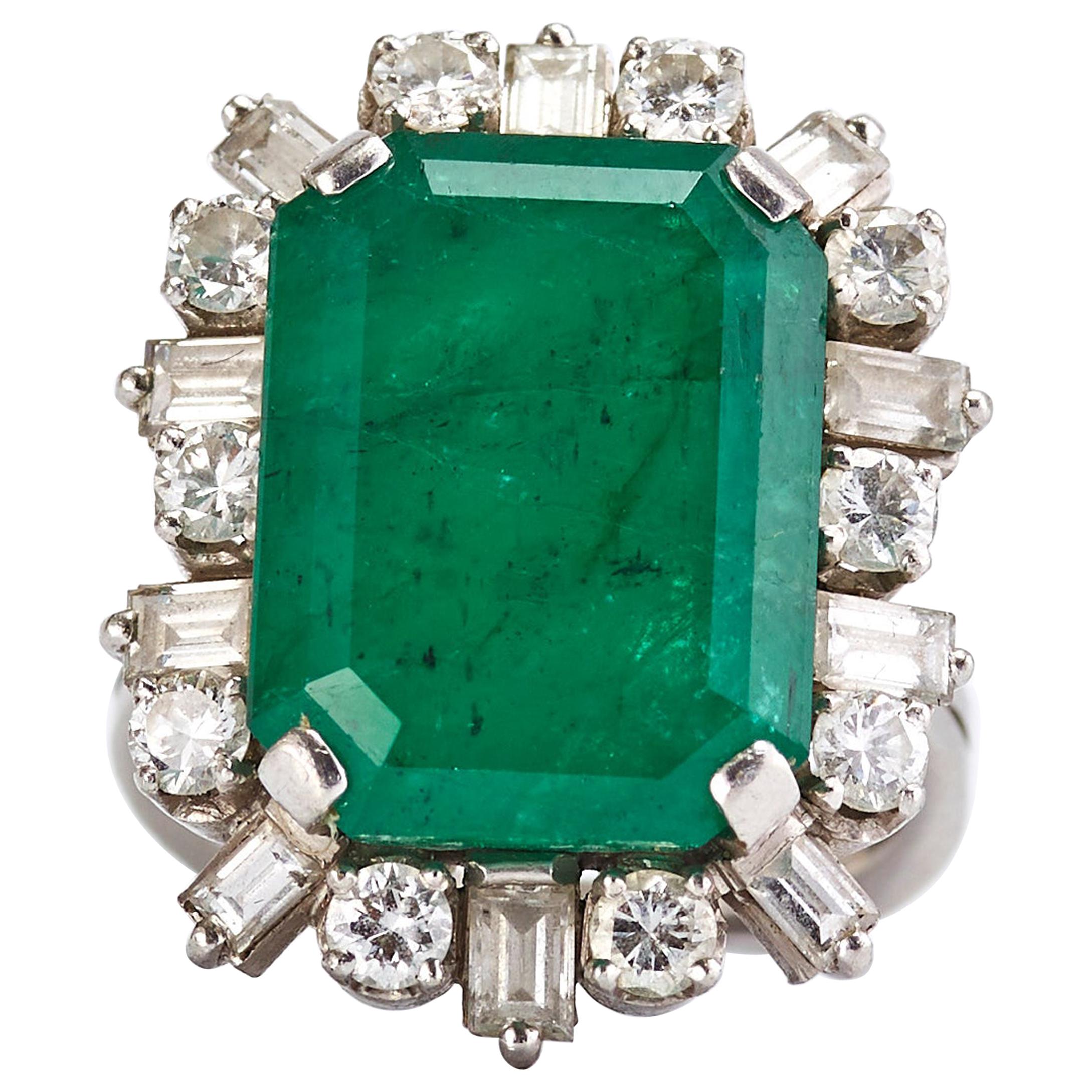 18 Karat White Gold Ring with 8.90 Carat Emerald Stone and Diamonds For Sale