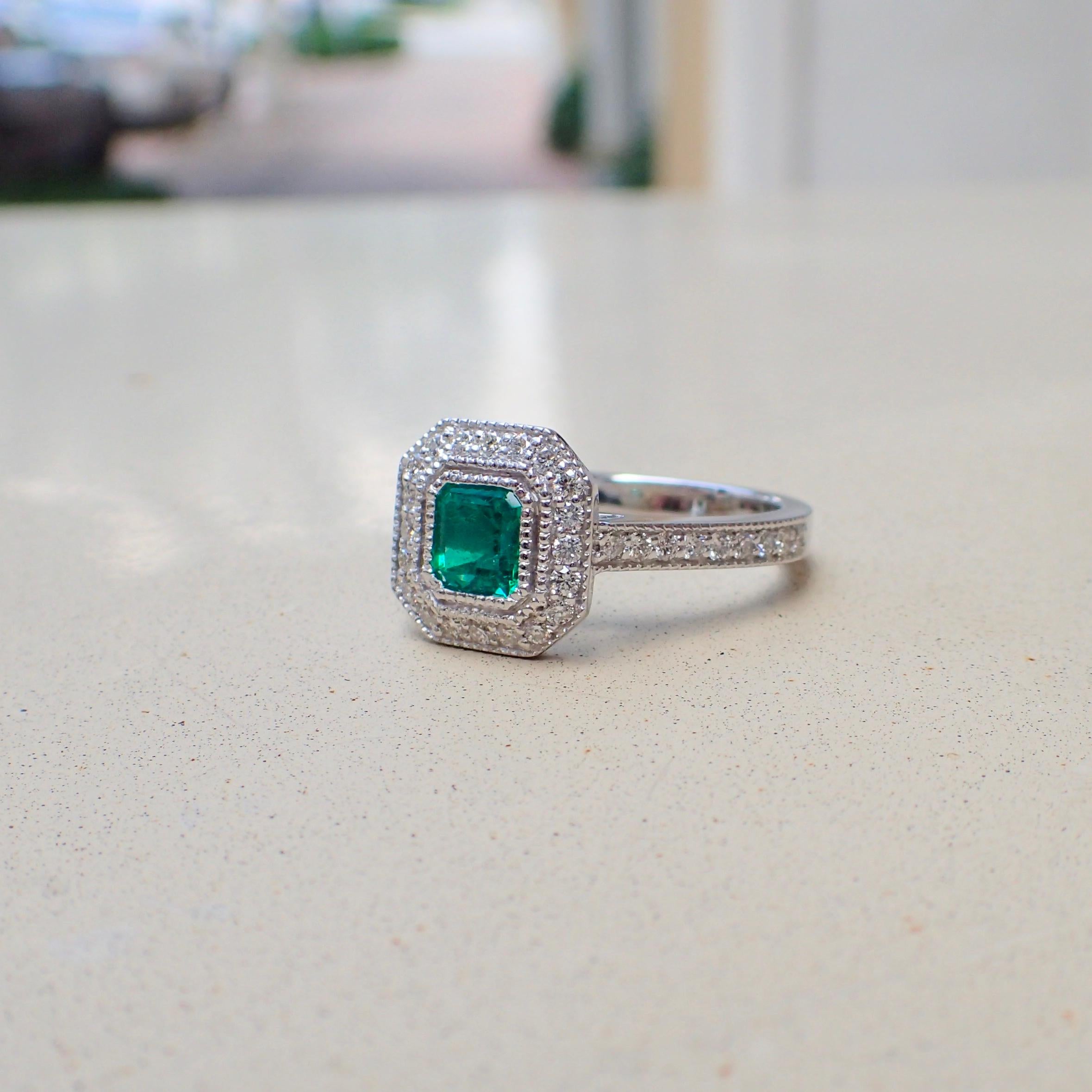 18 Karat White Gold Ring with a 0.518 Carat Emerald and 0.37 Carat of Diamond In New Condition In Coral Gables, FL