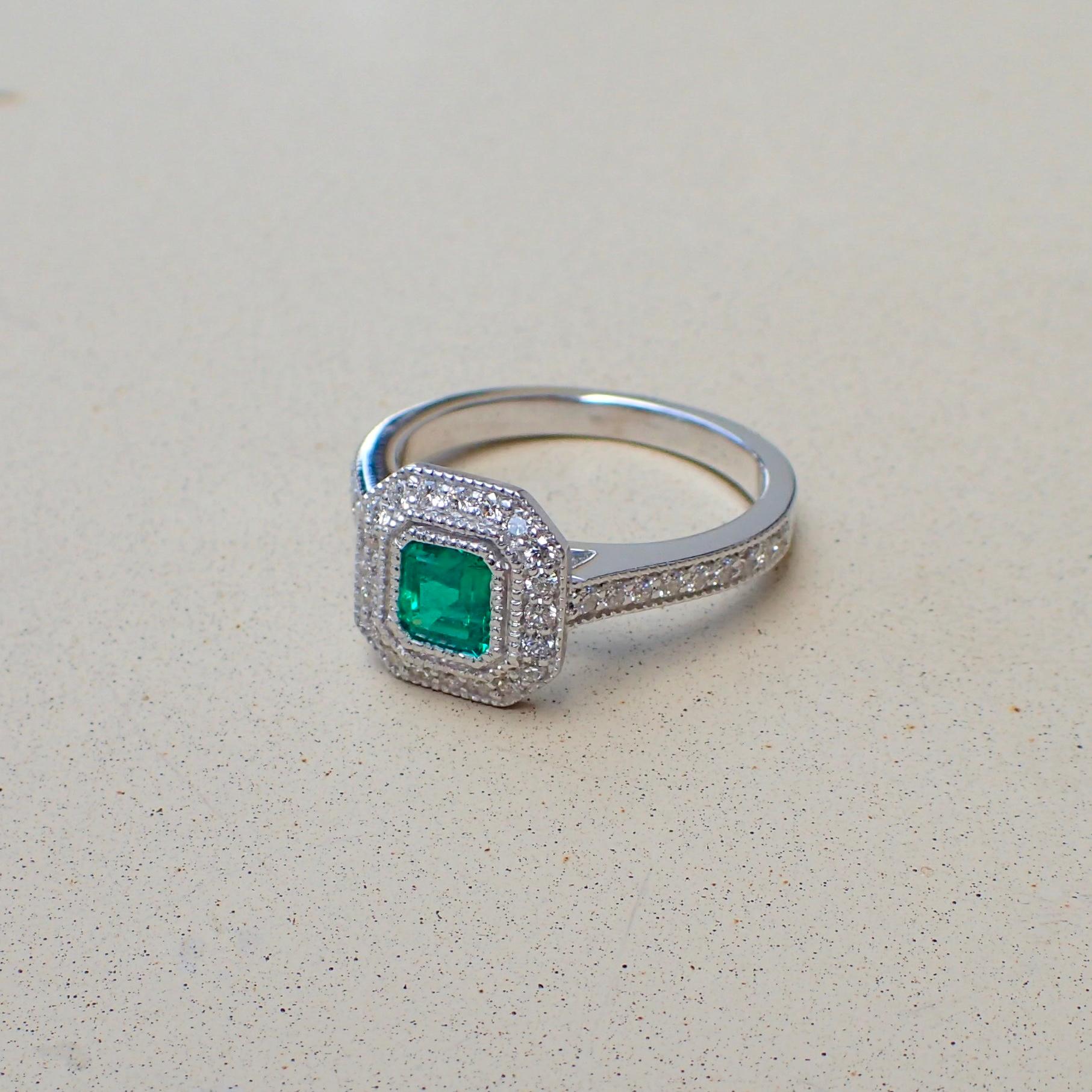 18 Karat White Gold Ring with a 0.518 Carat Emerald and 0.37 Carat of Diamond 3