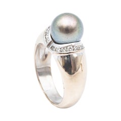 18 Karat White Gold Ring with a Tahitian Pearl and Diamonds 18 Karat White Gold Ring with a Tahitian Pearl and Diamonds