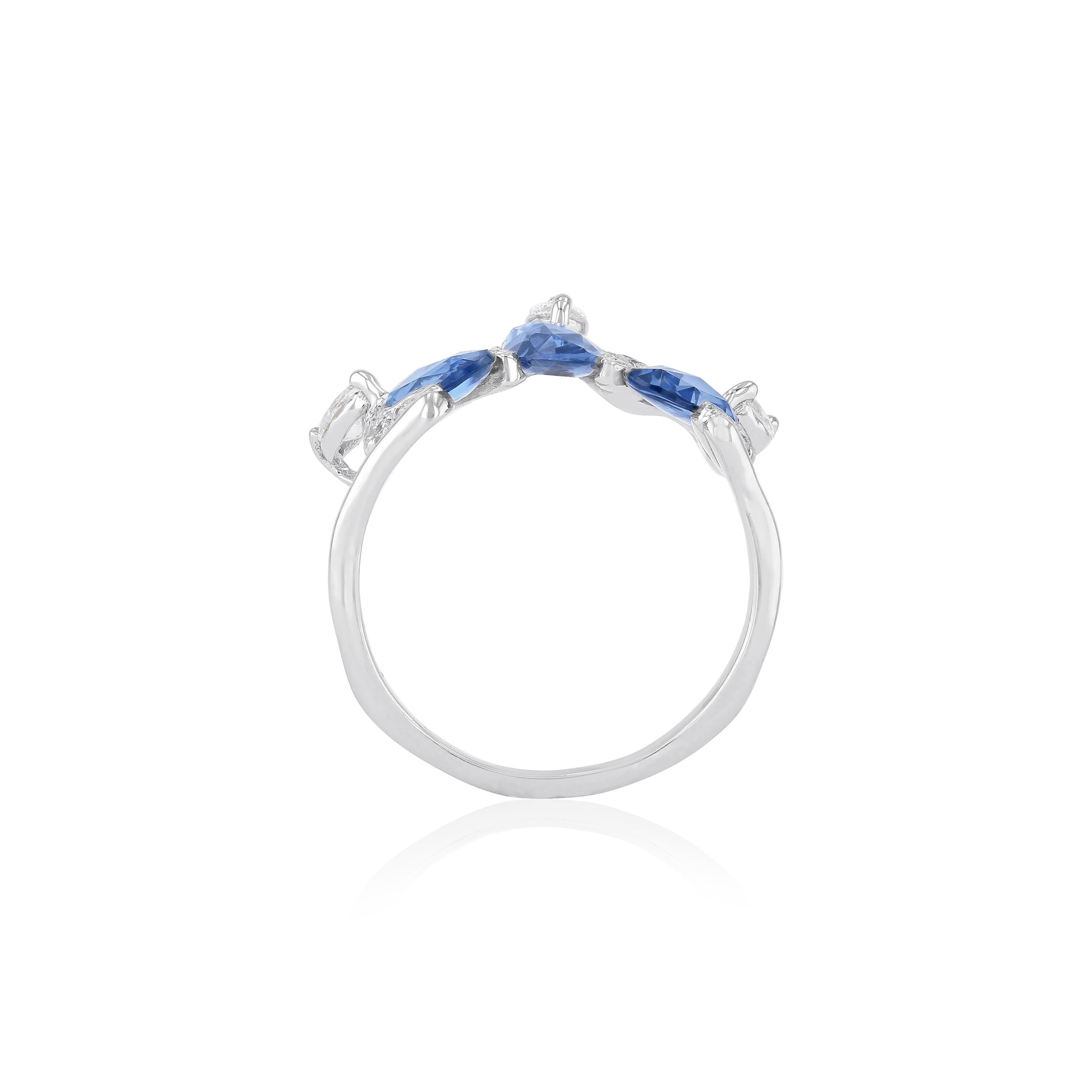 Dieser ikonische Ring ist von der islamischen Architektur und dem arabesken Design inspiriert. Er besteht aus 3 blauen Saphiren, die mit 3 marquisefarbenen Diamanten auf der Oberseite verziert sind. Die perfekte Mischung aus edgy und