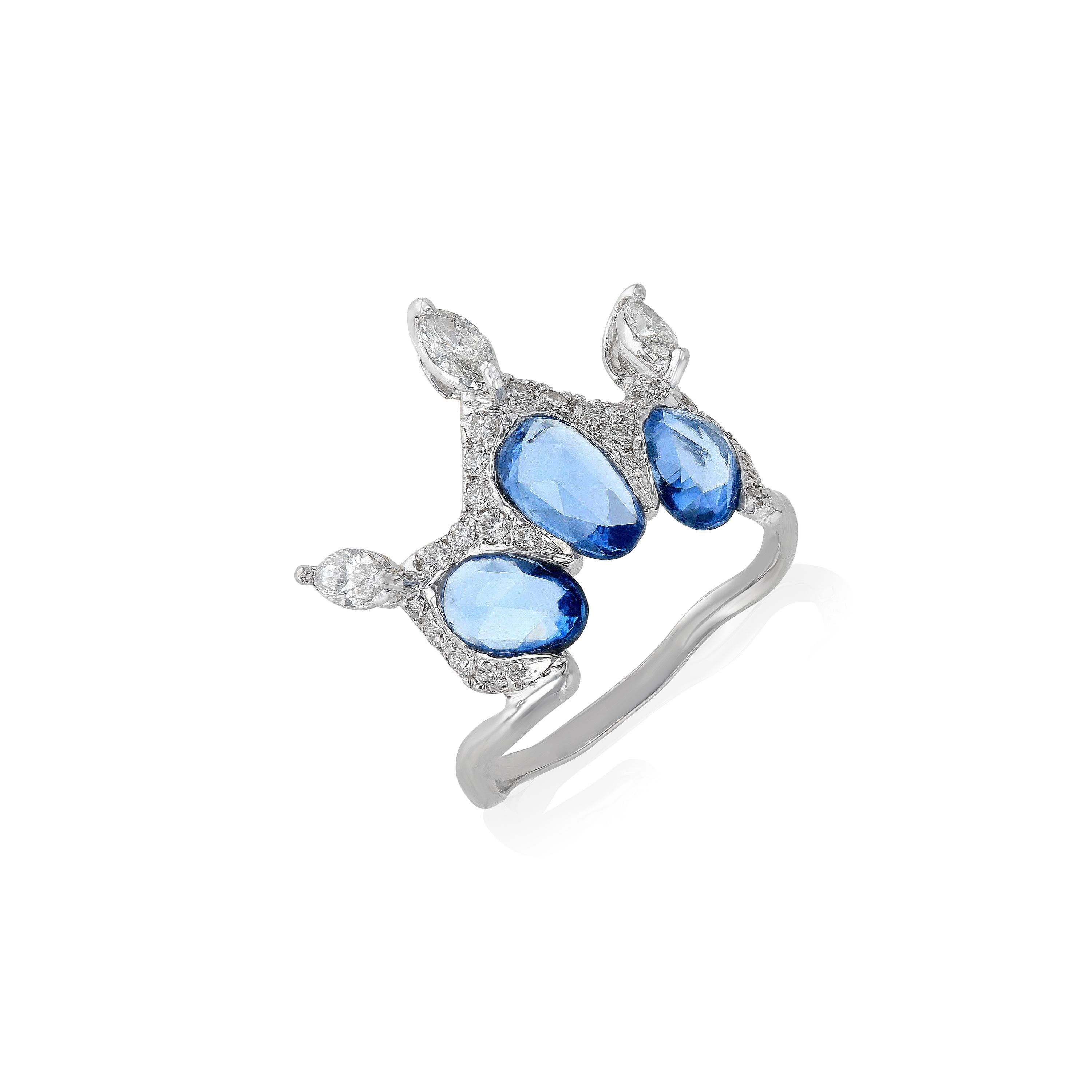 18 Karat Weißgold Ring mit blauen Saphiren „auf Lager“ (Arts and Crafts) im Angebot