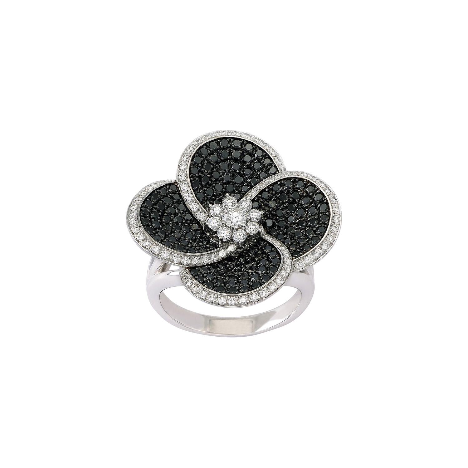 18 Karat White Gold Ring with Brilliant Cut White and Black Diamonds For Sale