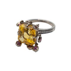 18 Karat White Gold Ring with Citrine in the Center